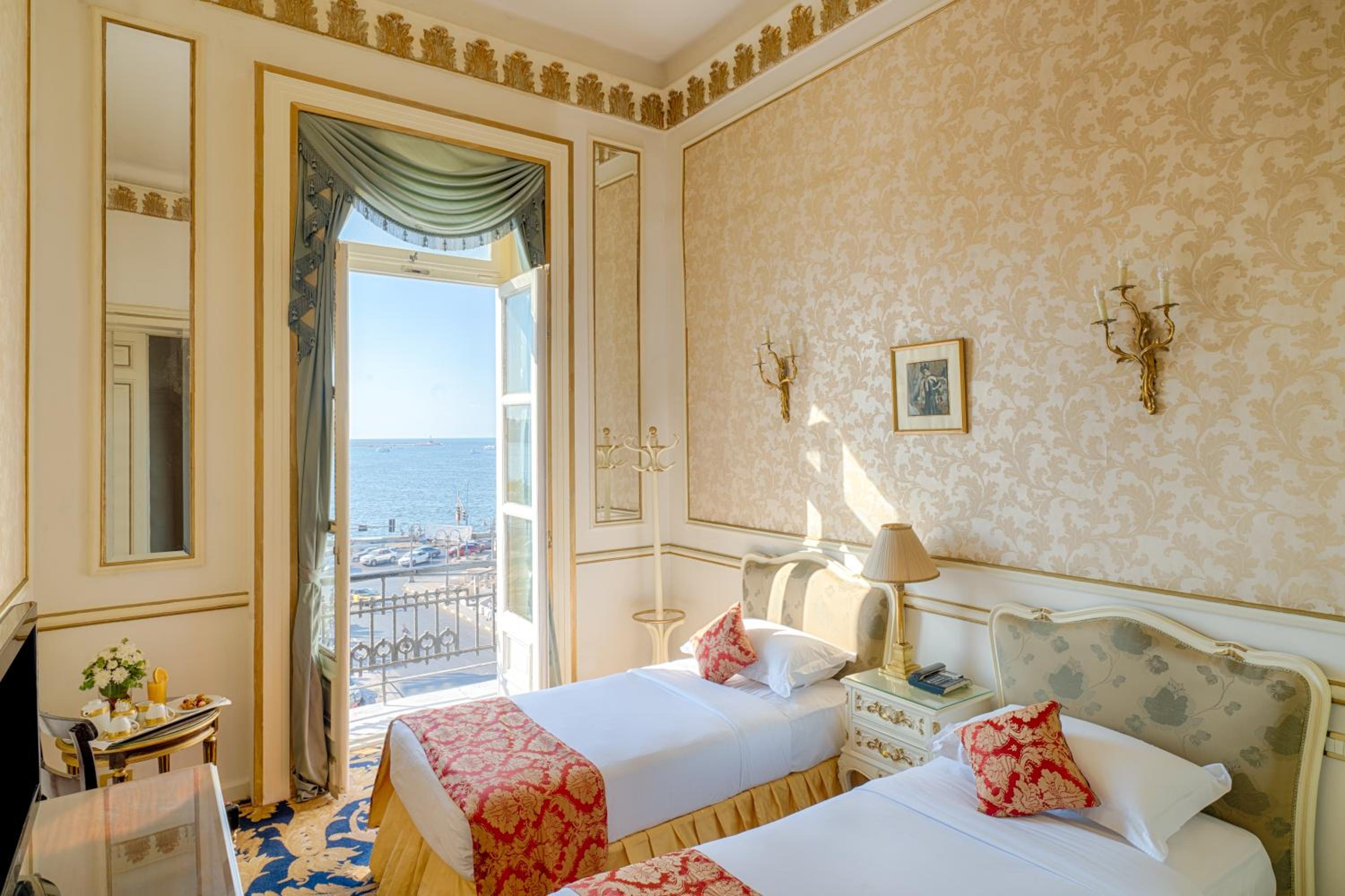 Golden Superior Room Direct Sea View With Light Dinner - Photo 3