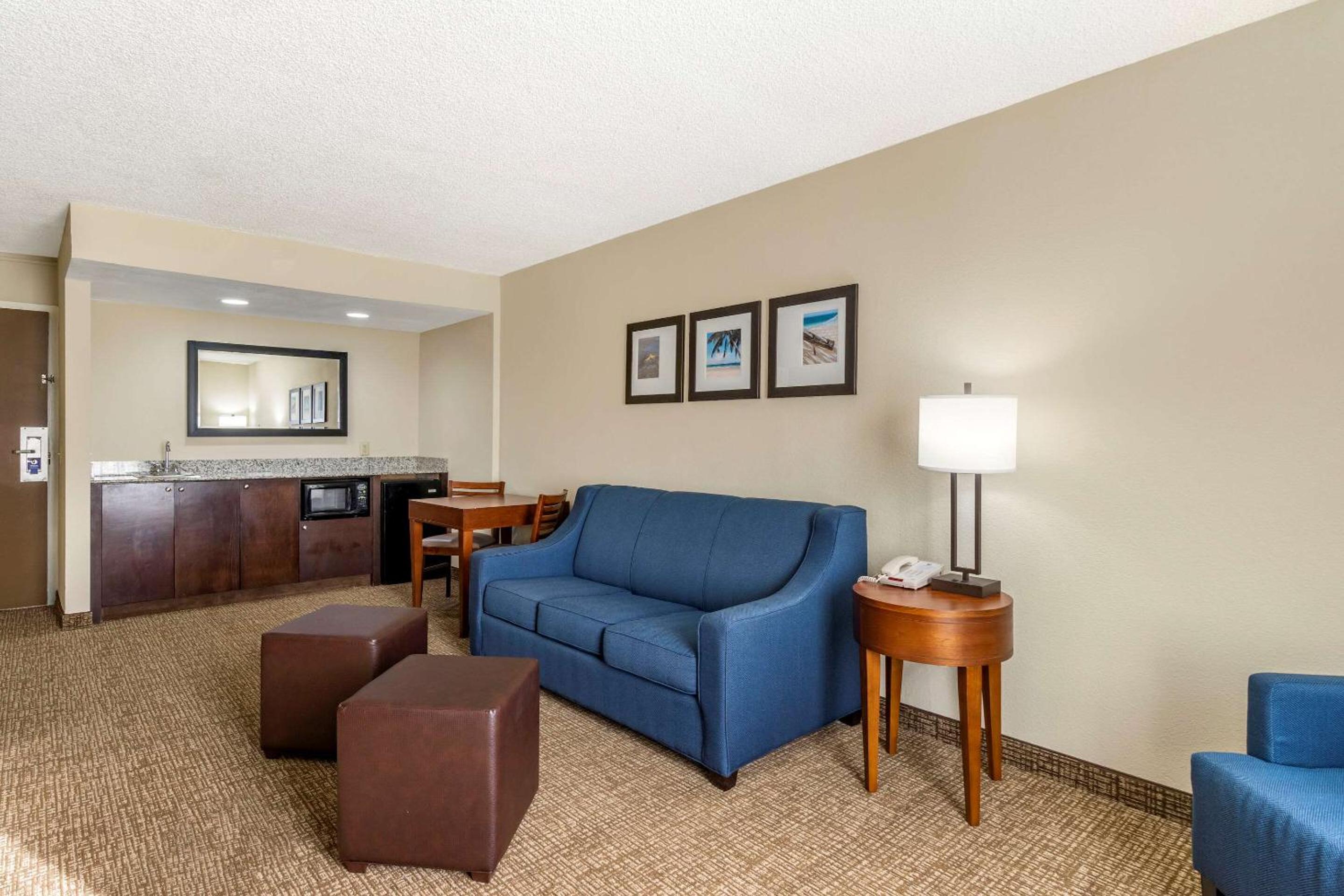 One-Bedroom Suite with Two Queen Beds with Sofa Bed - Non-Smoking - Photo 2