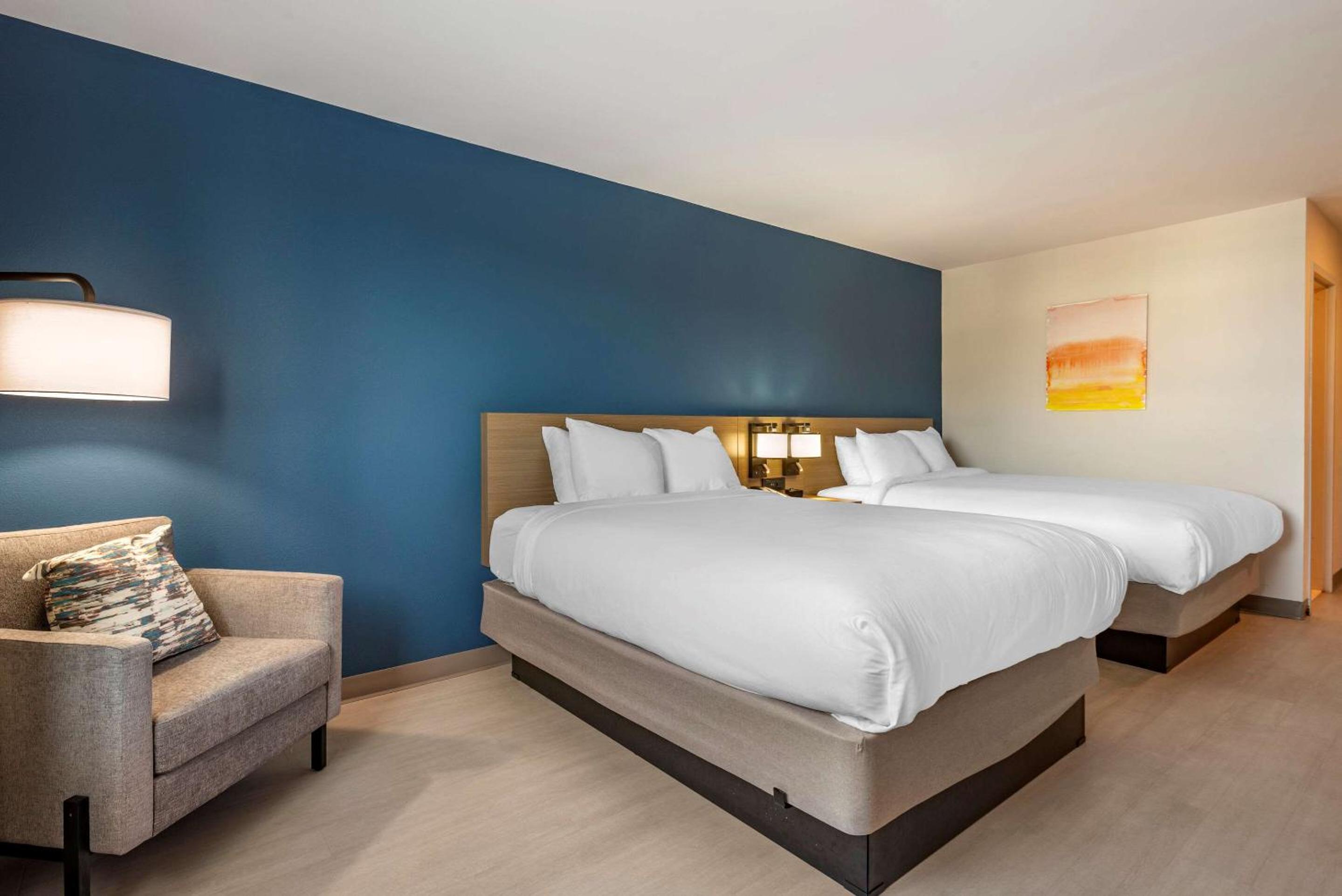 Standard Queen Room with Two Queen Beds - Non-Smoking - Photo 5