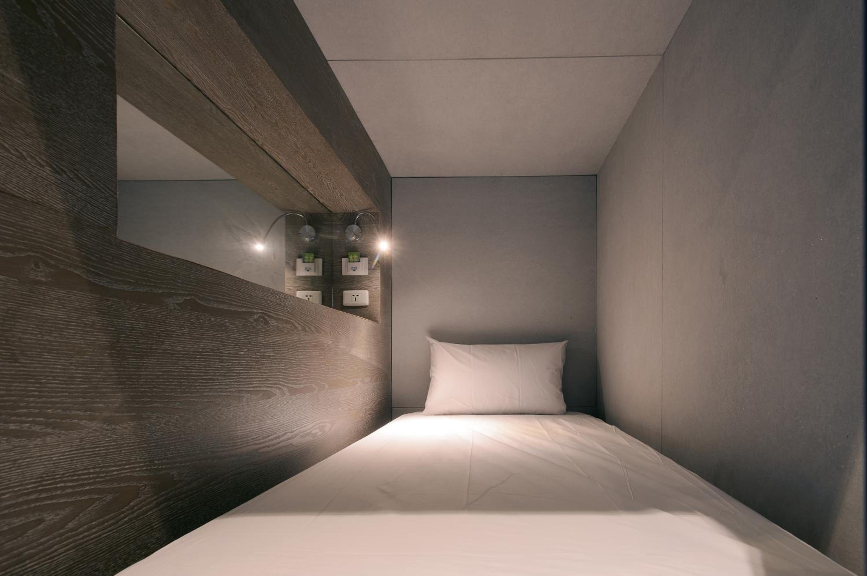 8-Bed Mixed Dormitory Room photo 3