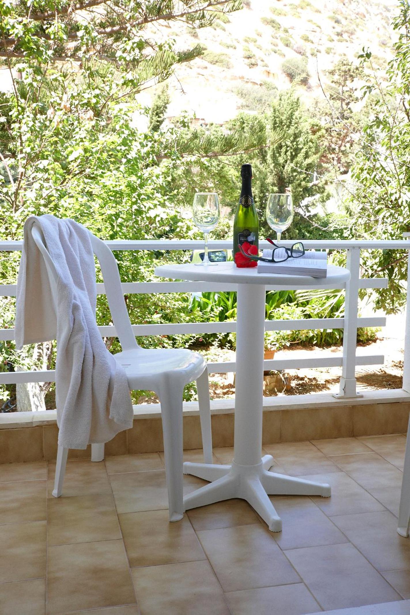 Triple Room with Balcony - Photo 8