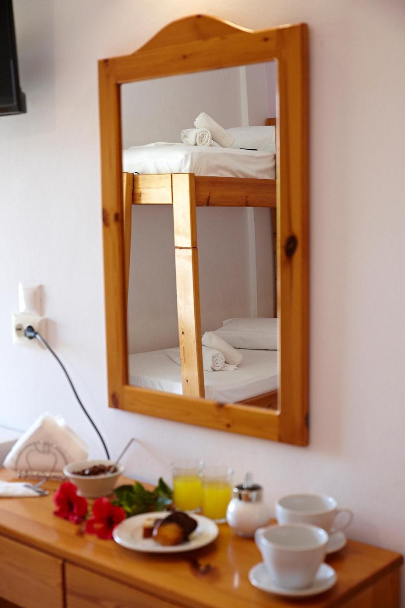 Triple Room with Balcony - Photo 7