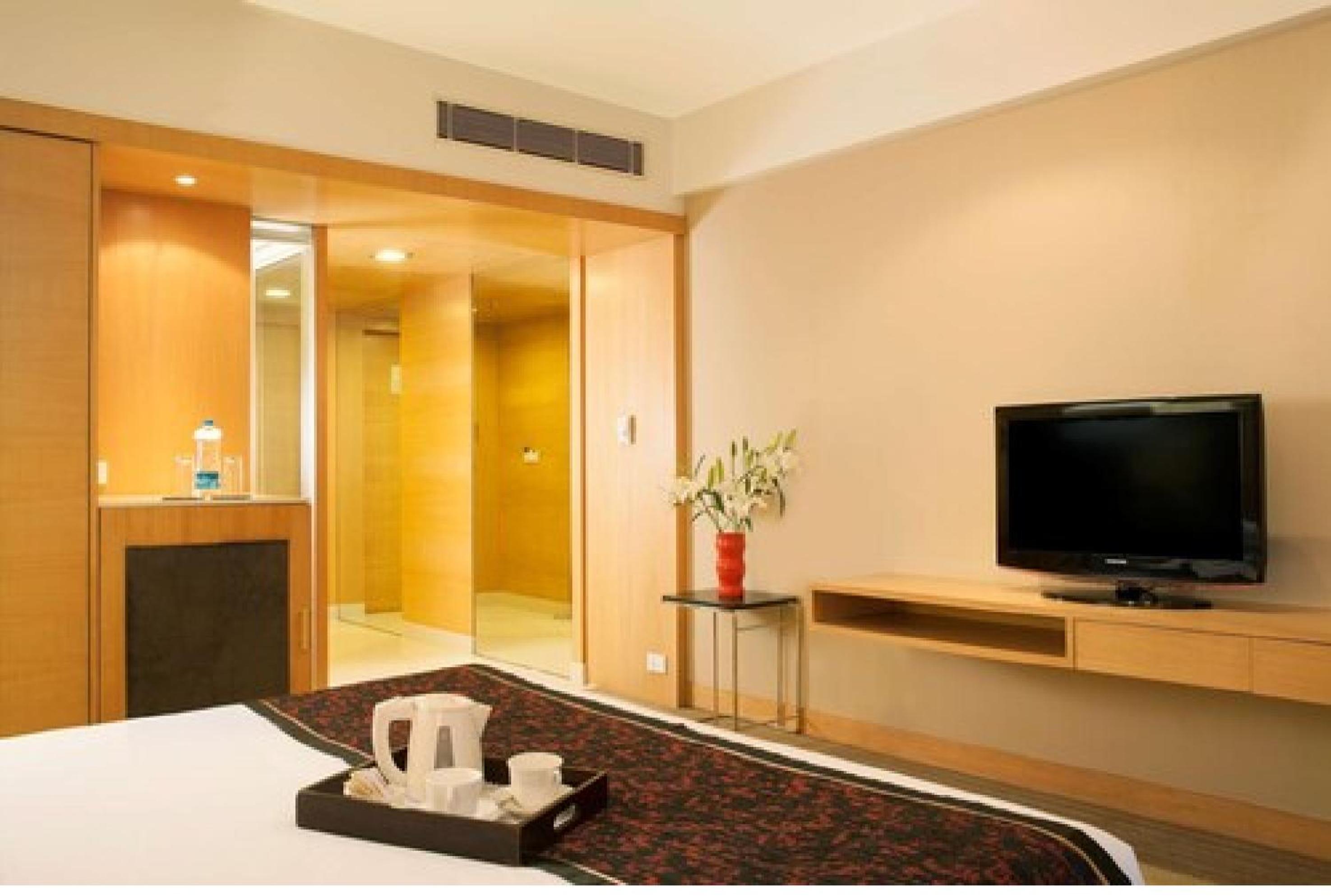 Business Double Room with Complimentary 2 IMFL Drinks and 2 Pieces of Laundry per stay - Photo 2