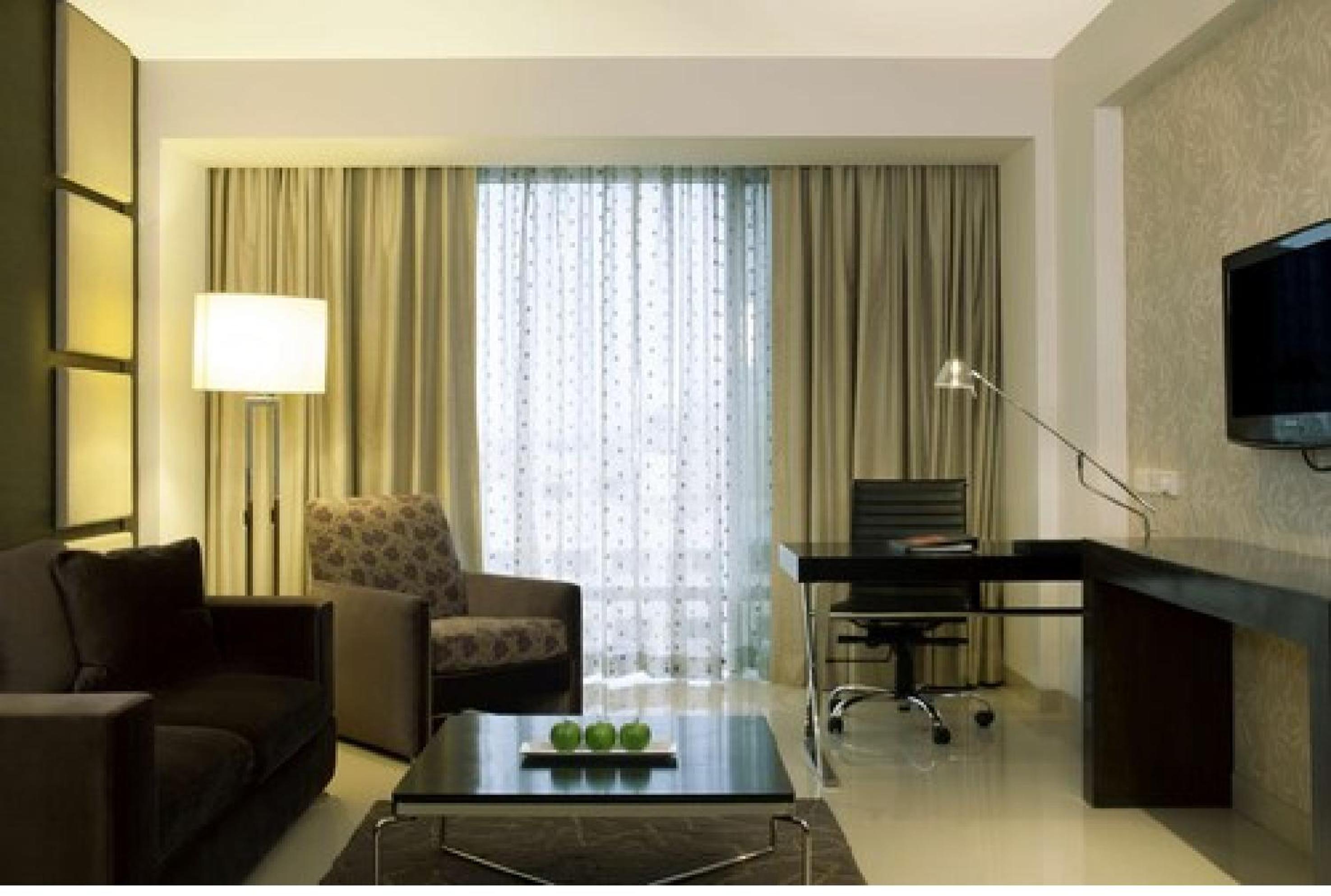 Junior Suite with Complimentary 2 IMFL Drinks , 2 Pieces of Laundry per stay and 20% discount on Spa. - Photo 5