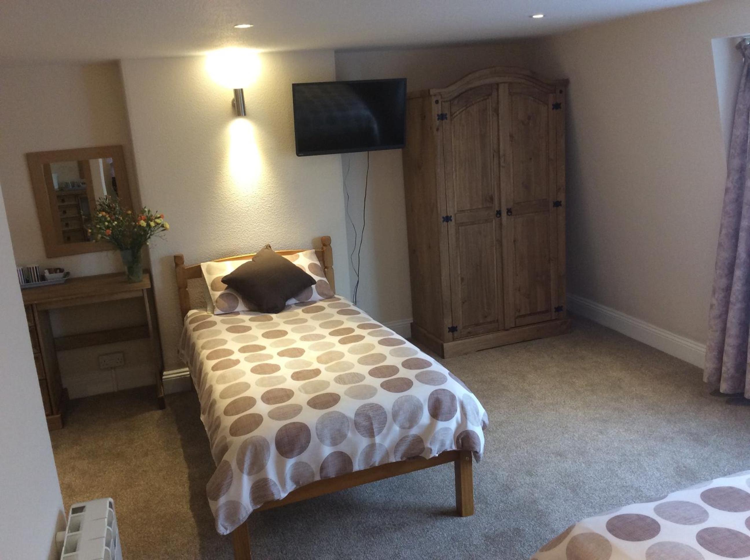Double or Twin Room with Bathroom - Photo 8