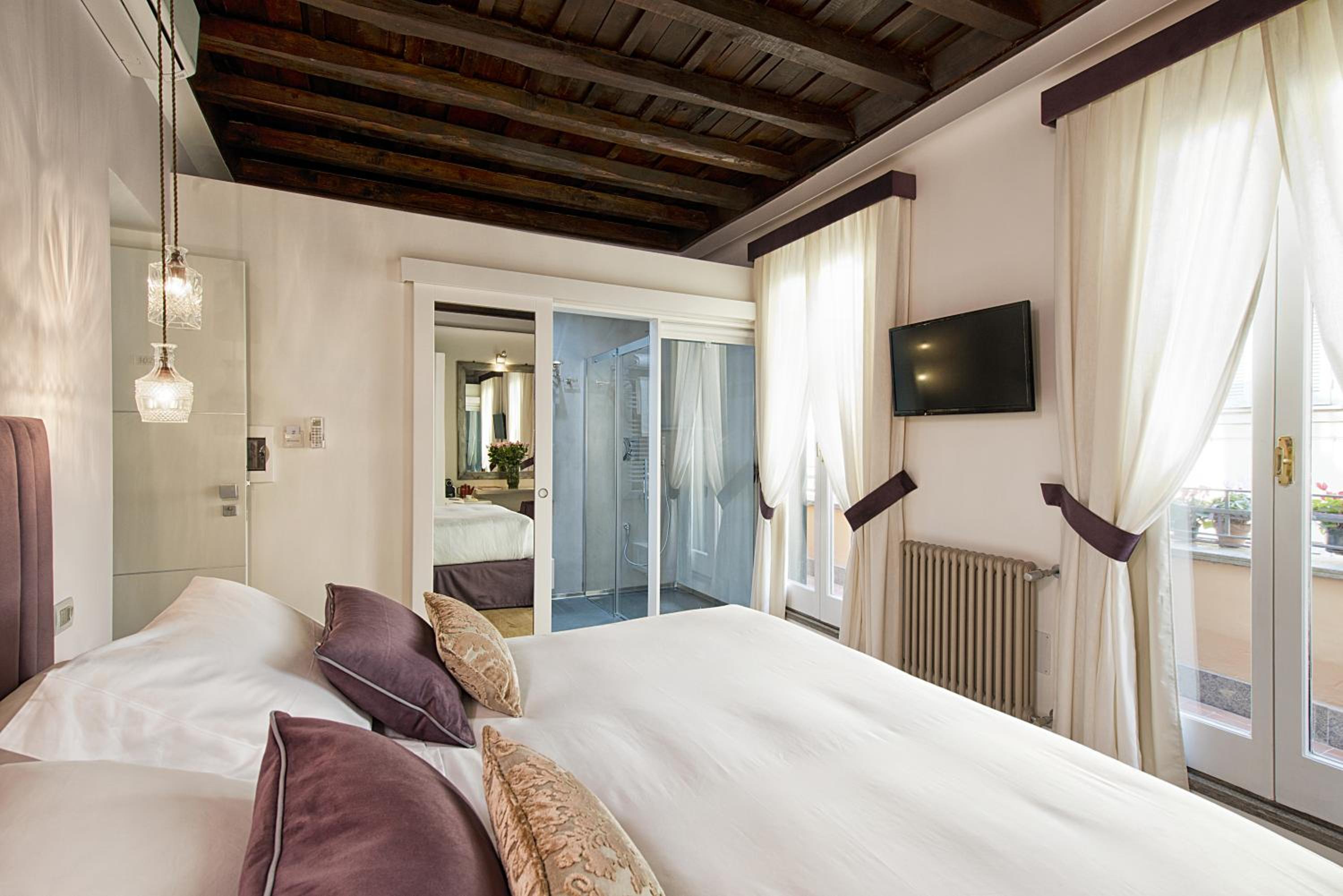 Deluxe Double Room with Balcony photo 2