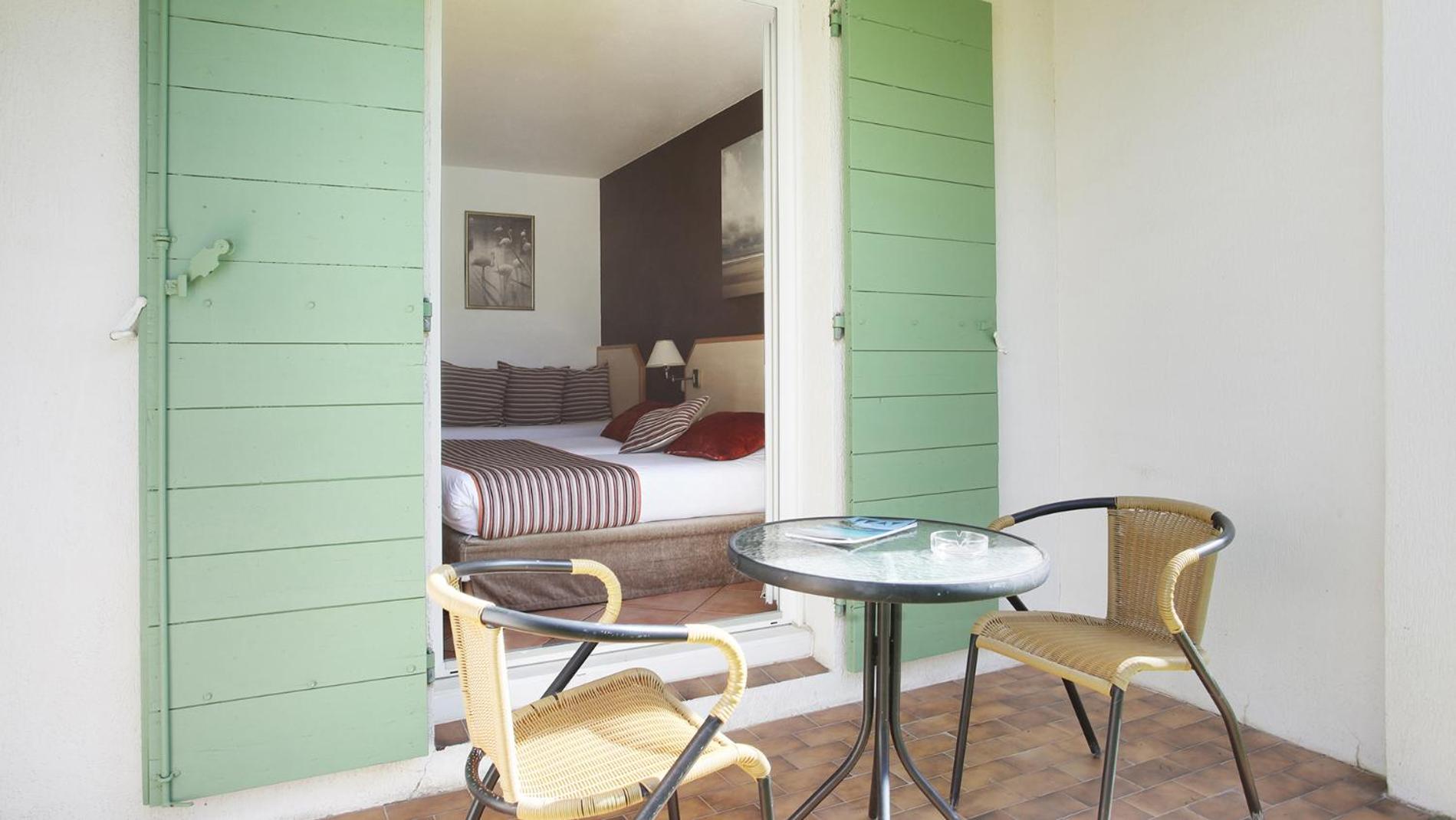 Triple Room with Pool View - Photo 1