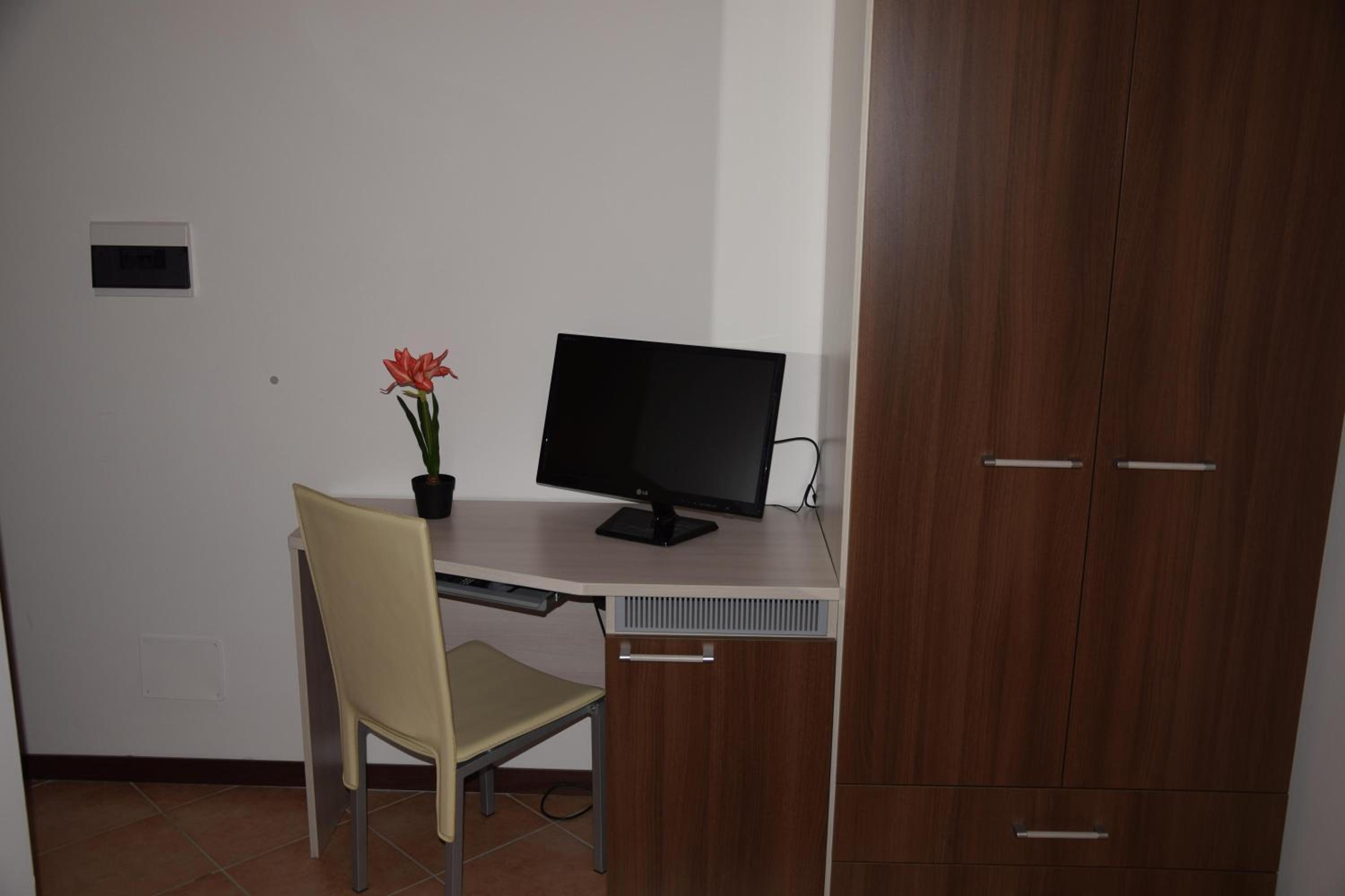 Twin Room with Private Bathroom photo 2