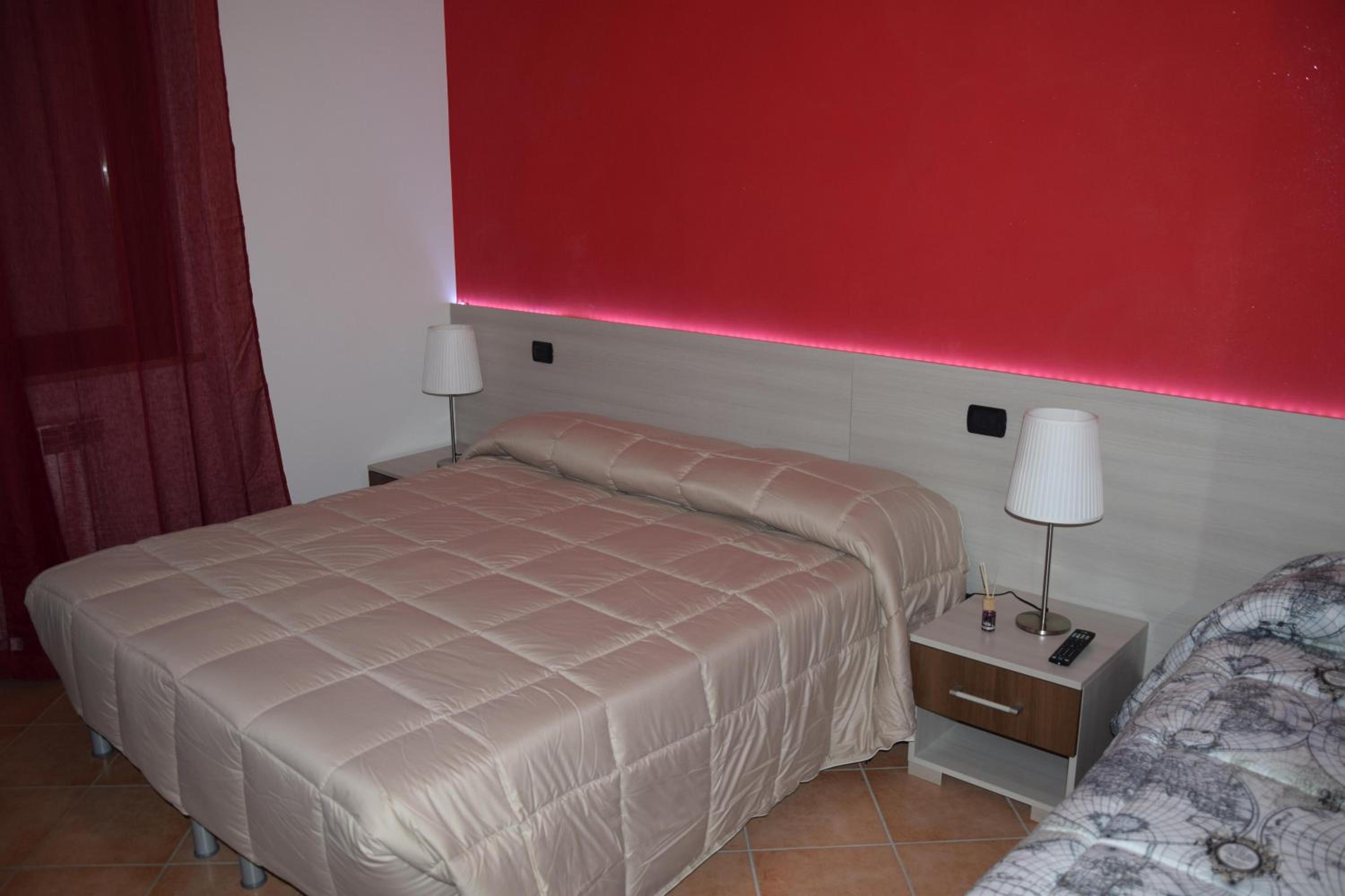 Deluxe Double Room (2 Adults + 1 Child) photo 1