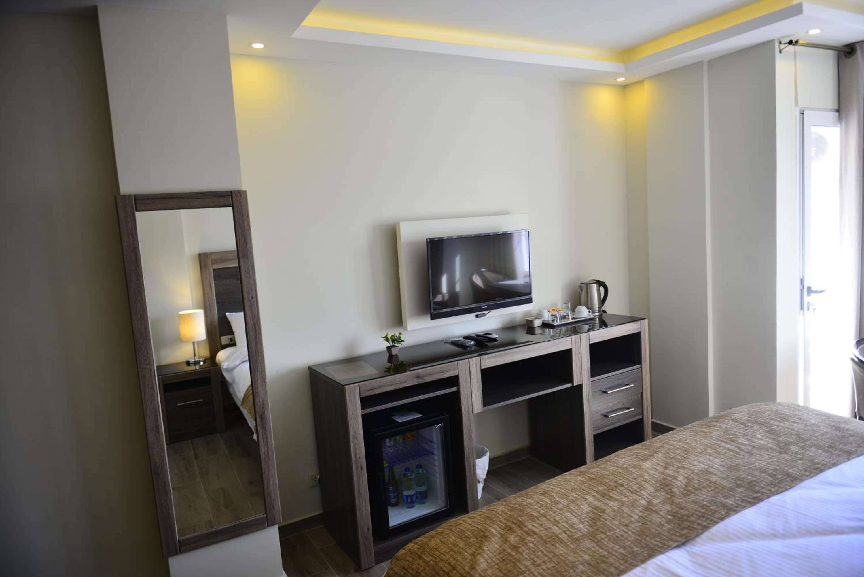 Deluxe Double Room - Photo 11