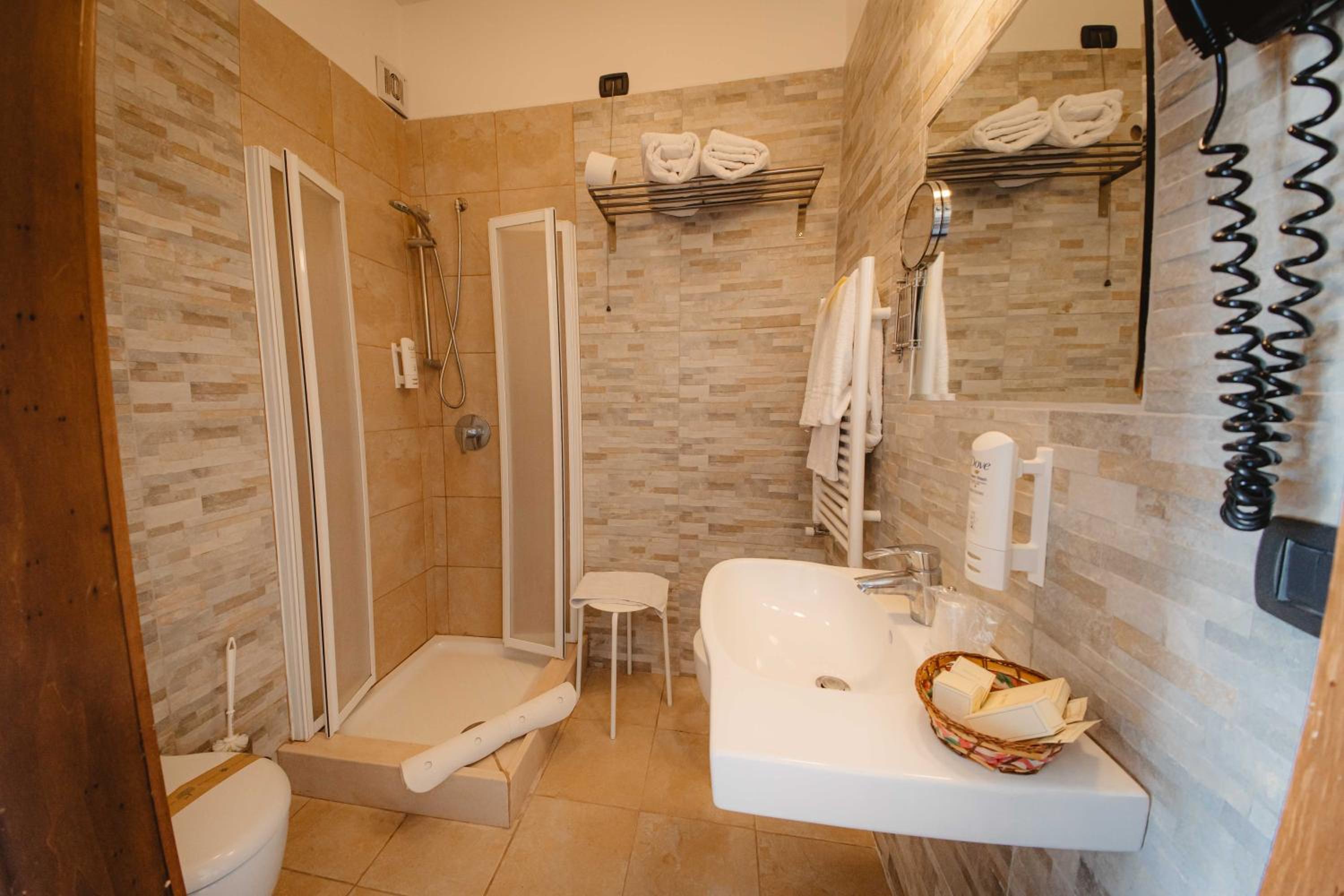 Double or Twin Room with Balcony - Photo 6