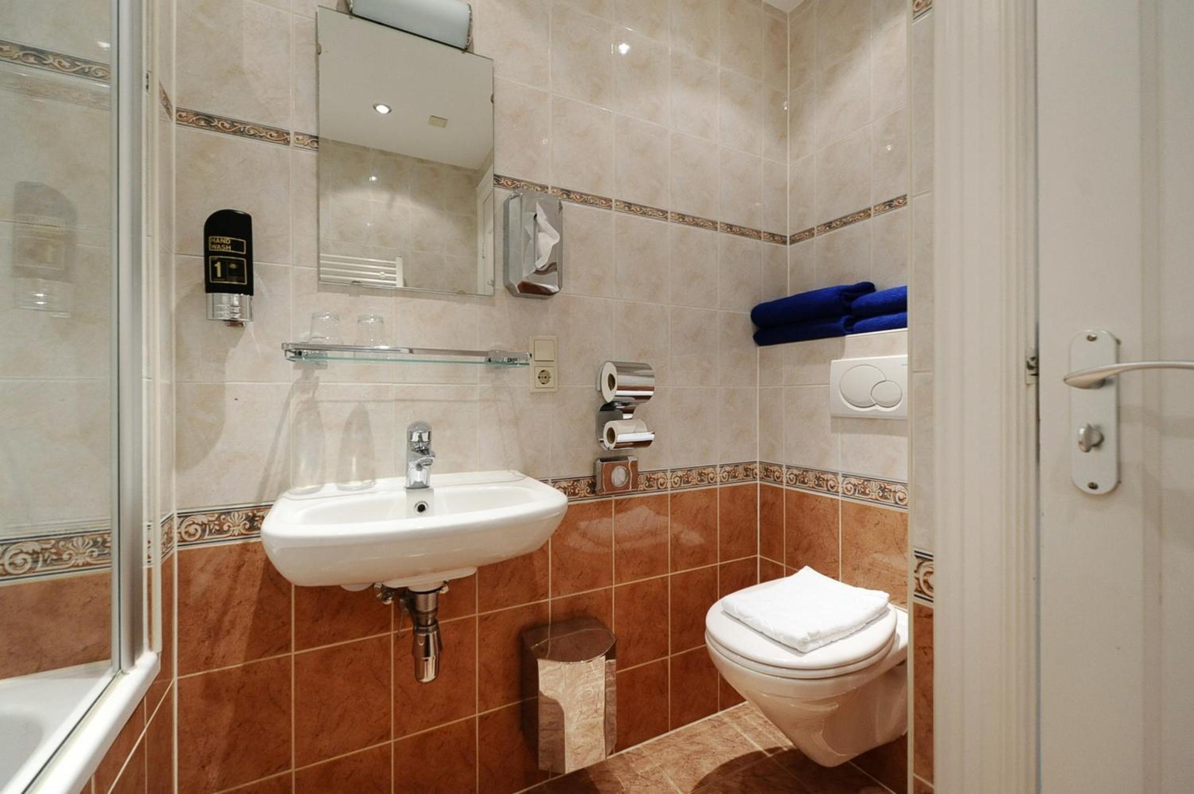 Double Room with Bath photo 3