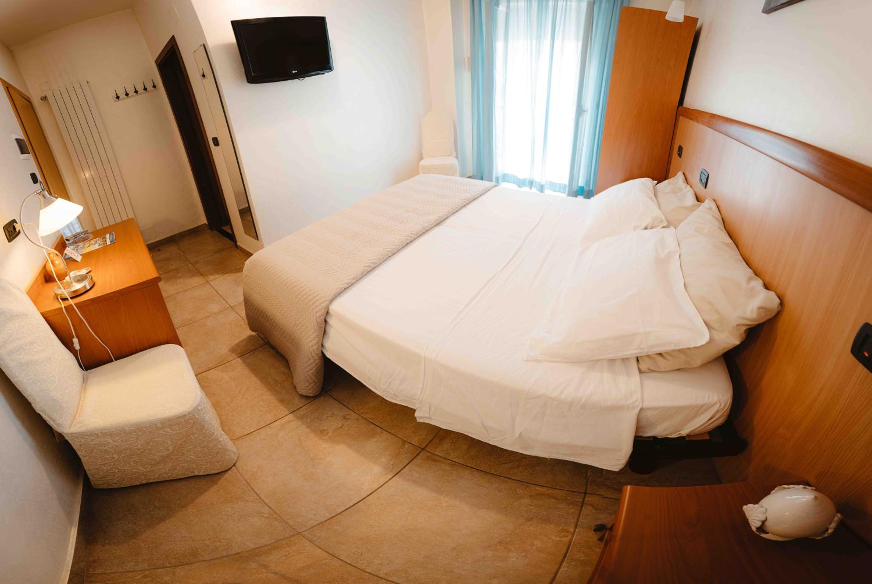 Double or Twin Room with Balcony - Photo 9