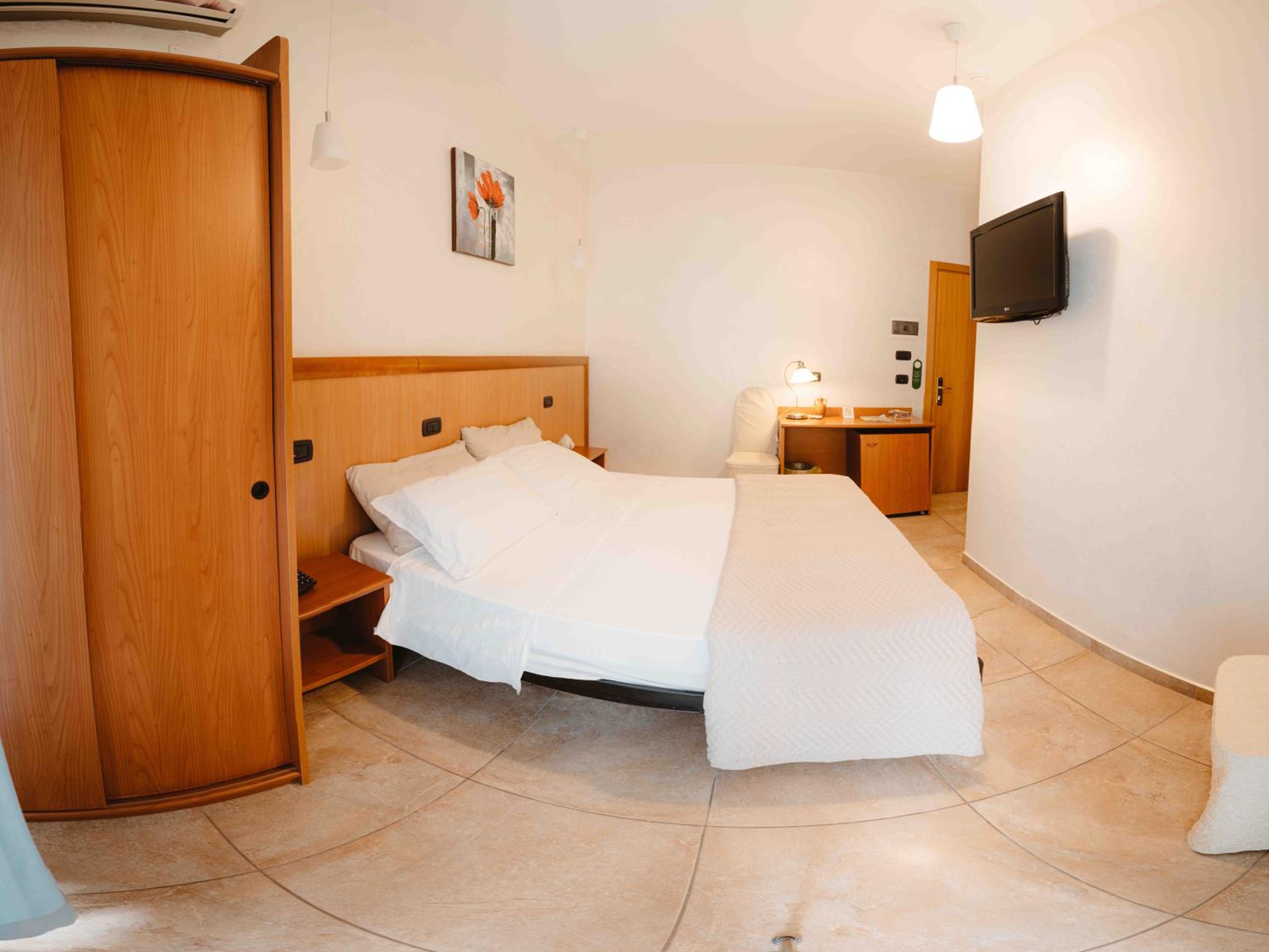 Double or Twin Room with Balcony - Photo 8