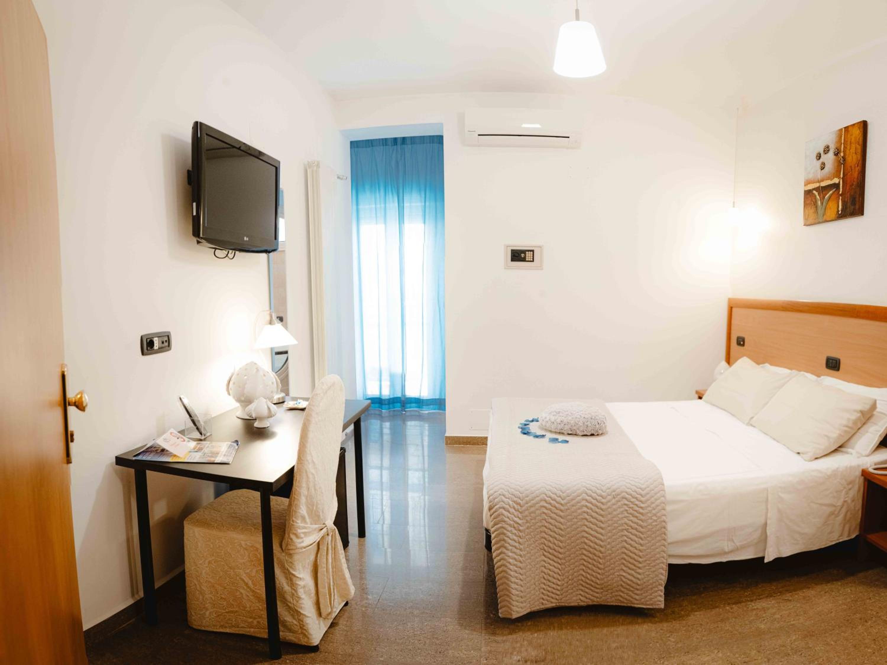 Double or Twin Room with Balcony - Photo 3
