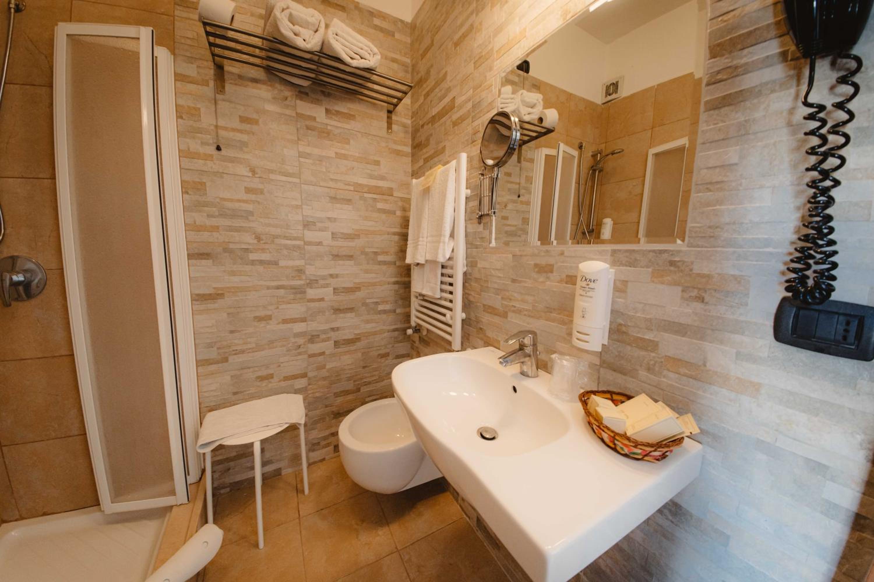Double or Twin Room with Balcony - Photo 4