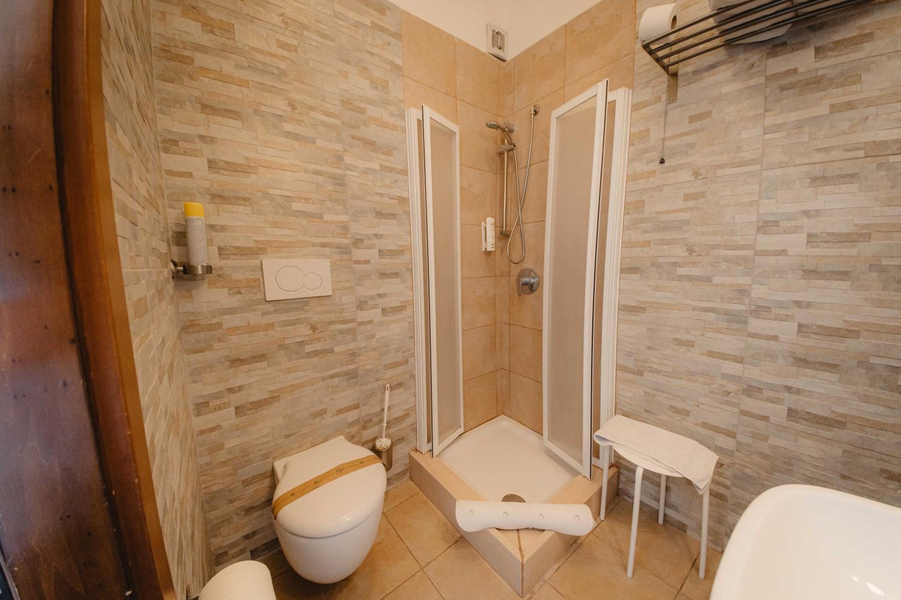 Double or Twin Room with Balcony - Photo 5