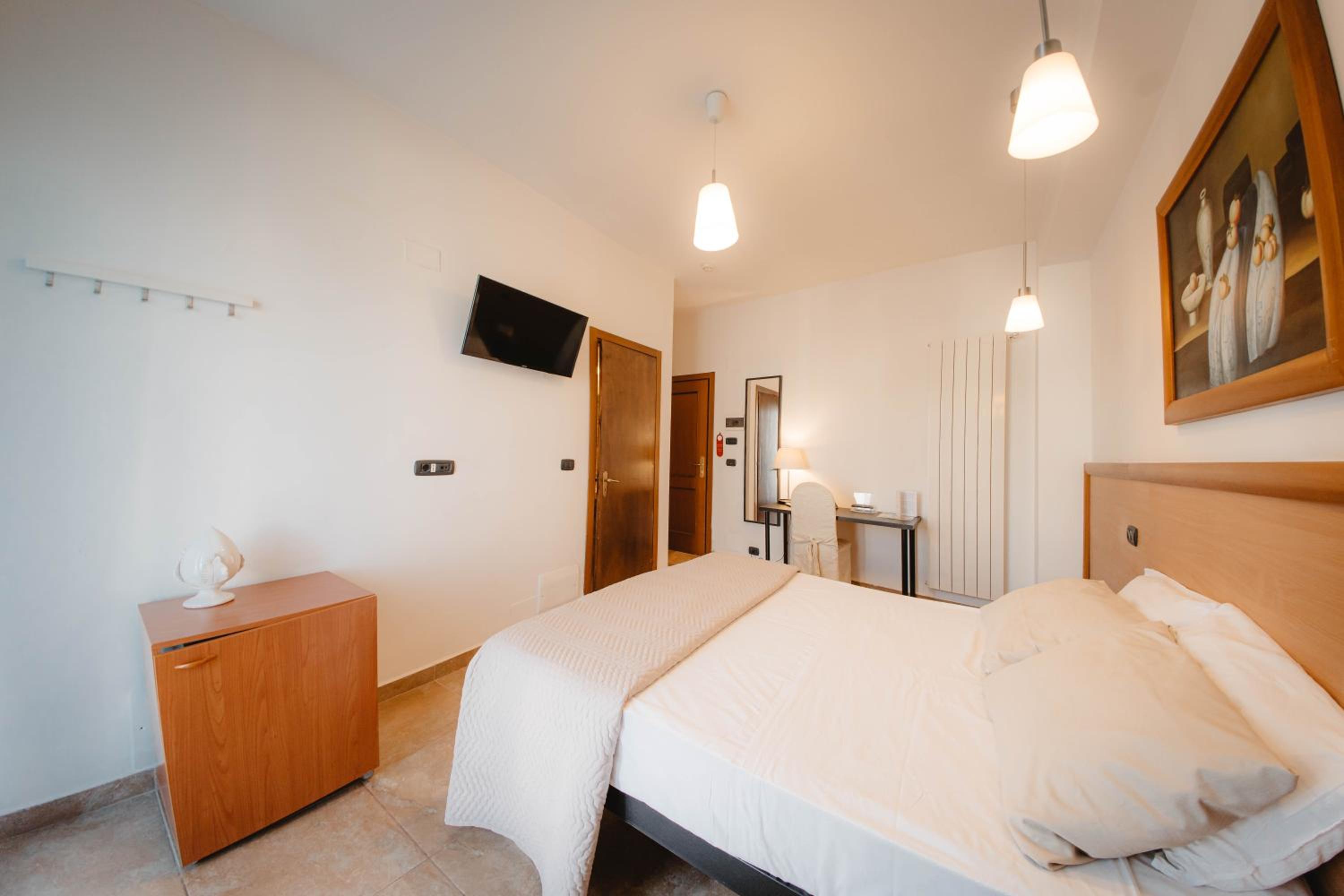 Double or Twin Room with Balcony - Photo 2