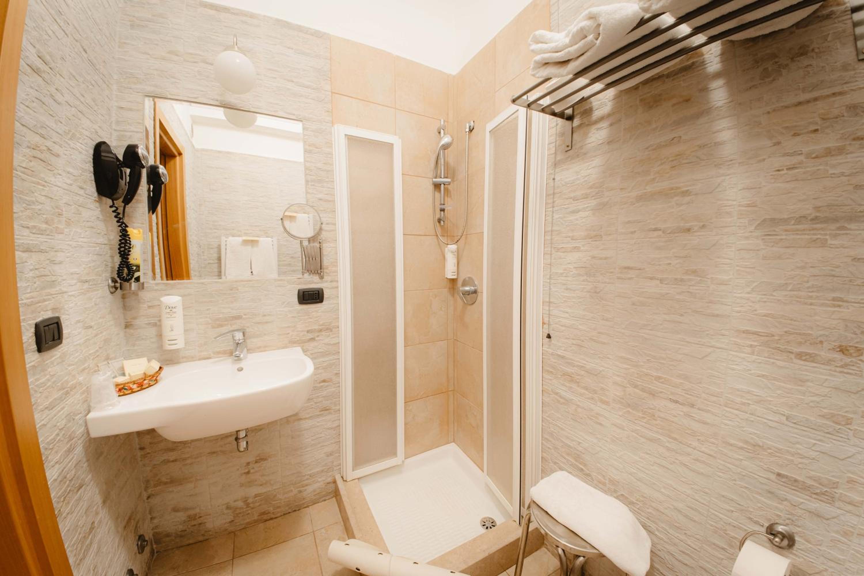 Double Room with Spa Bath - Photo 9