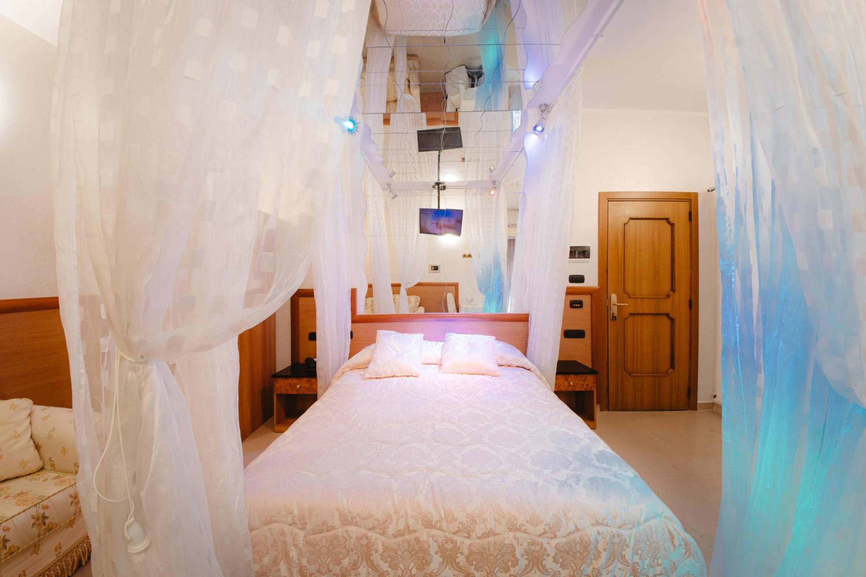 Double Room with Spa Bath - Photo 8