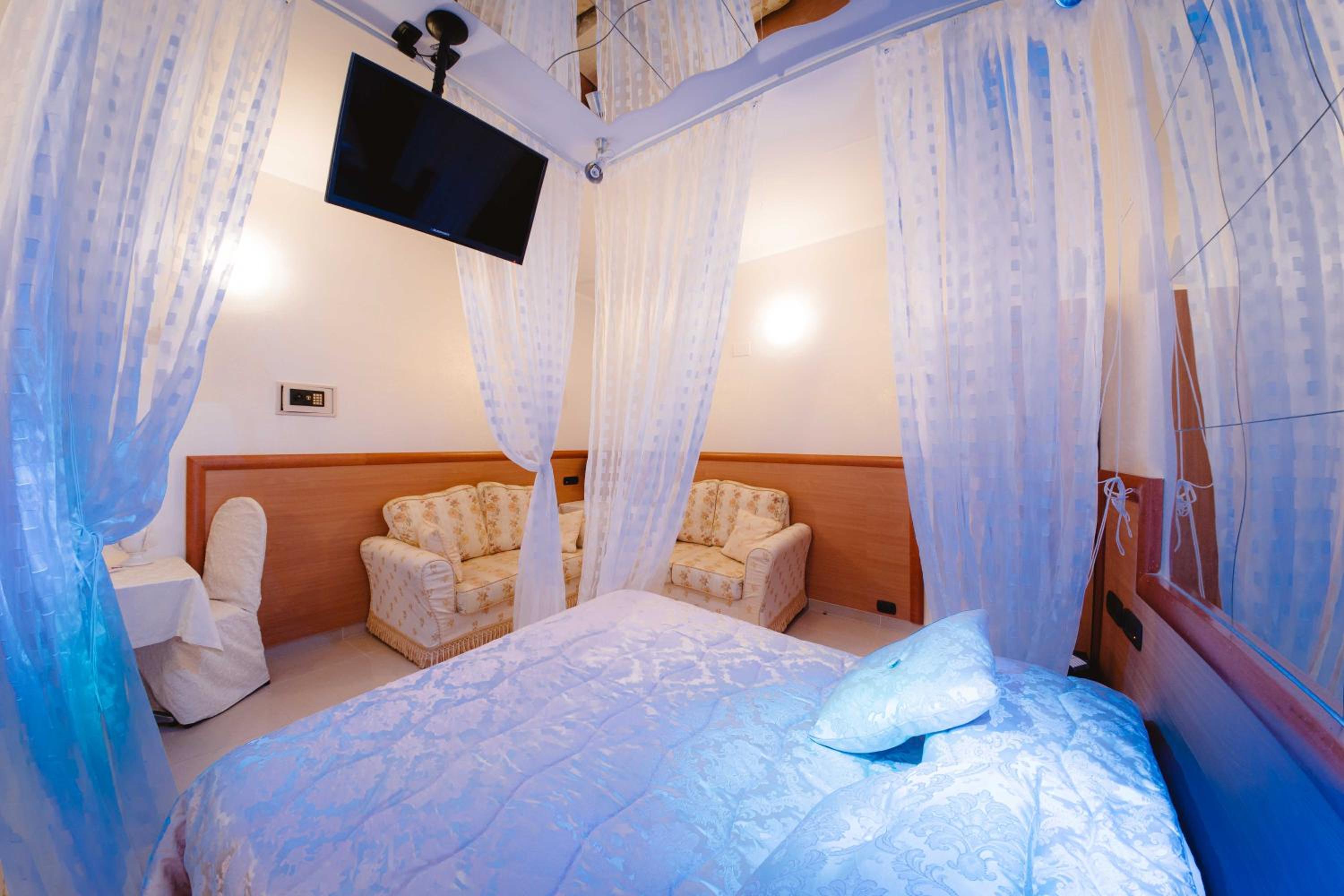 Double Room with Spa Bath - Photo 7