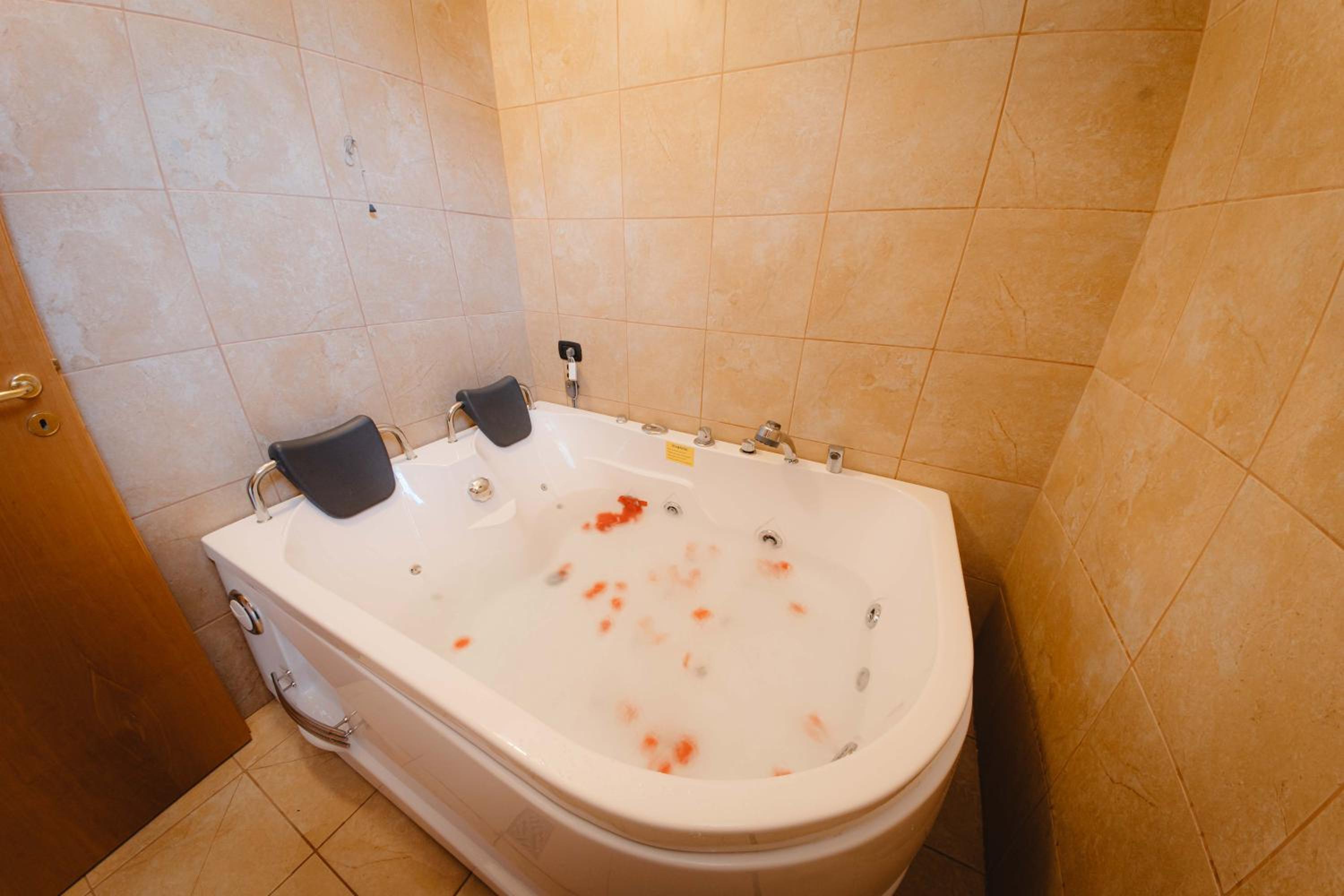 Double Room with Spa Bath - Photo 6