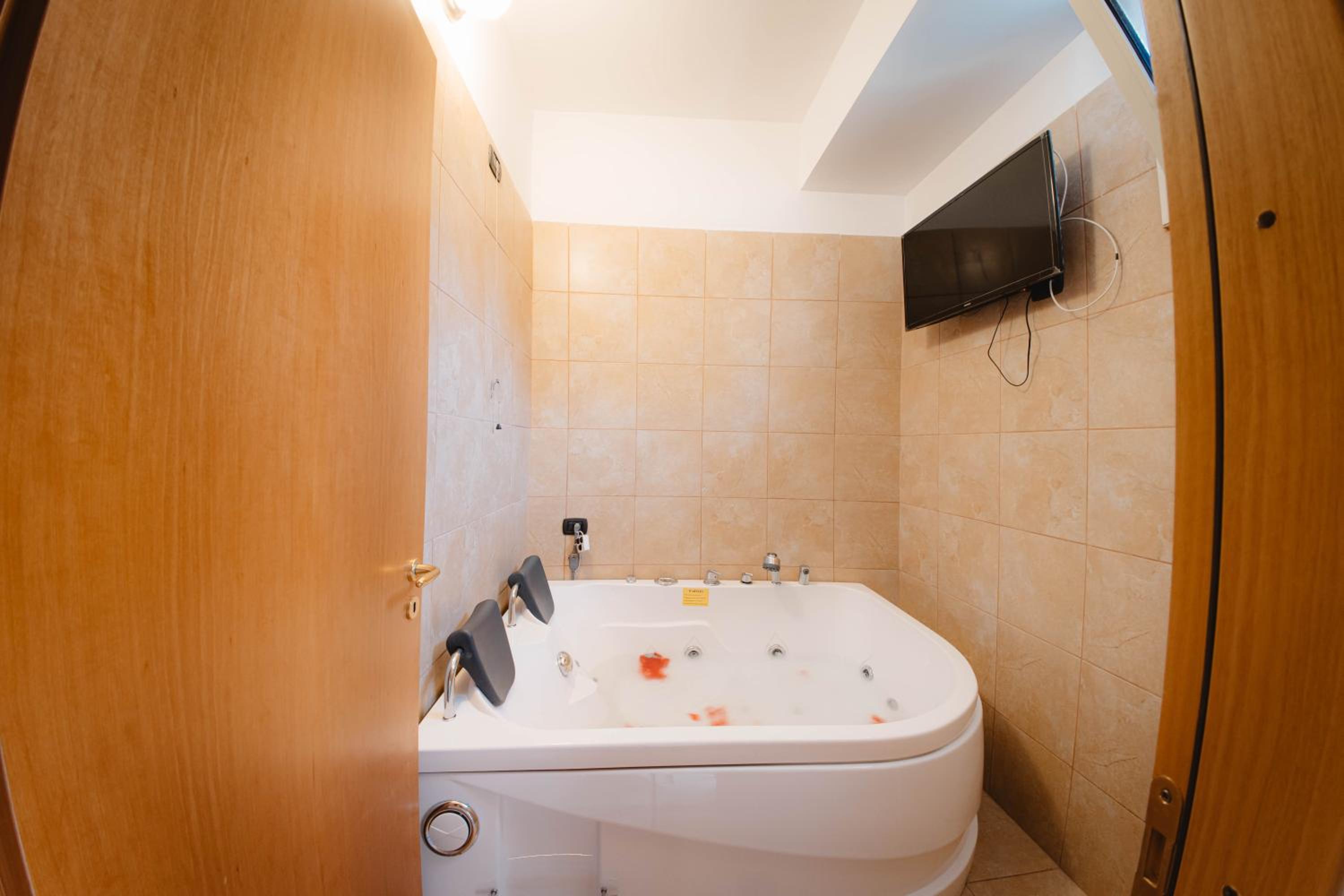 Double Room with Spa Bath - Photo 5