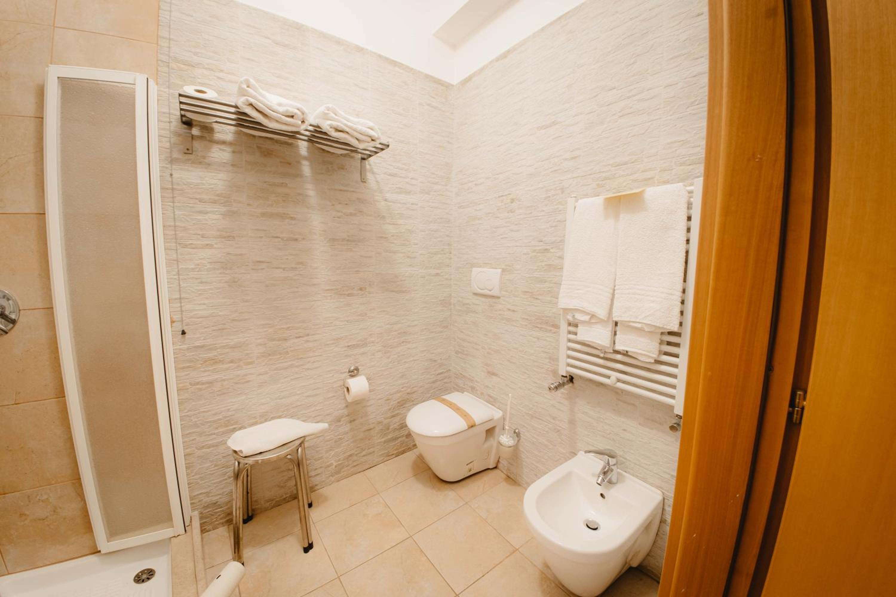 Double Room with Spa Bath - Photo 4