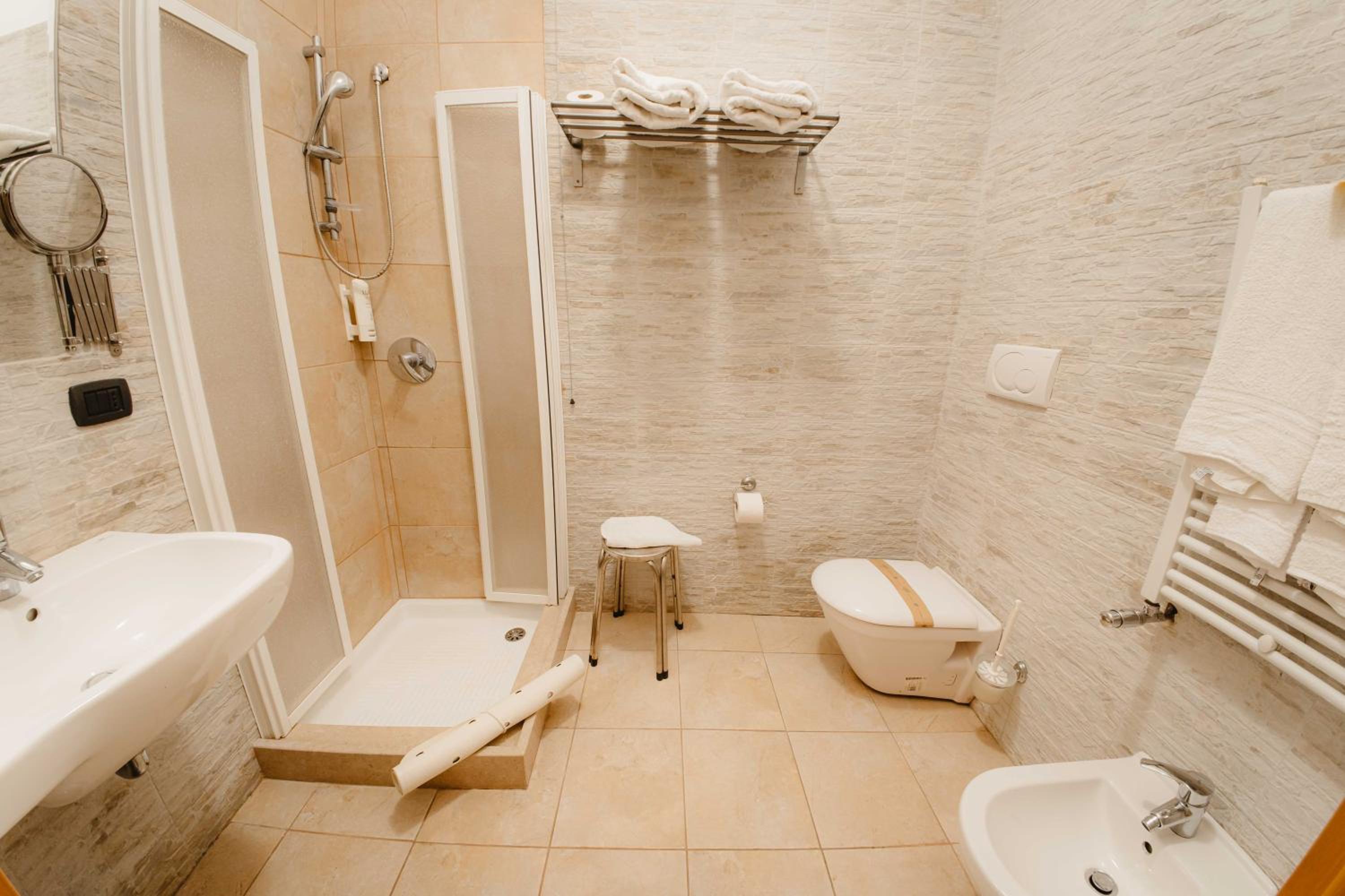 Double Room with Spa Bath - Photo 10