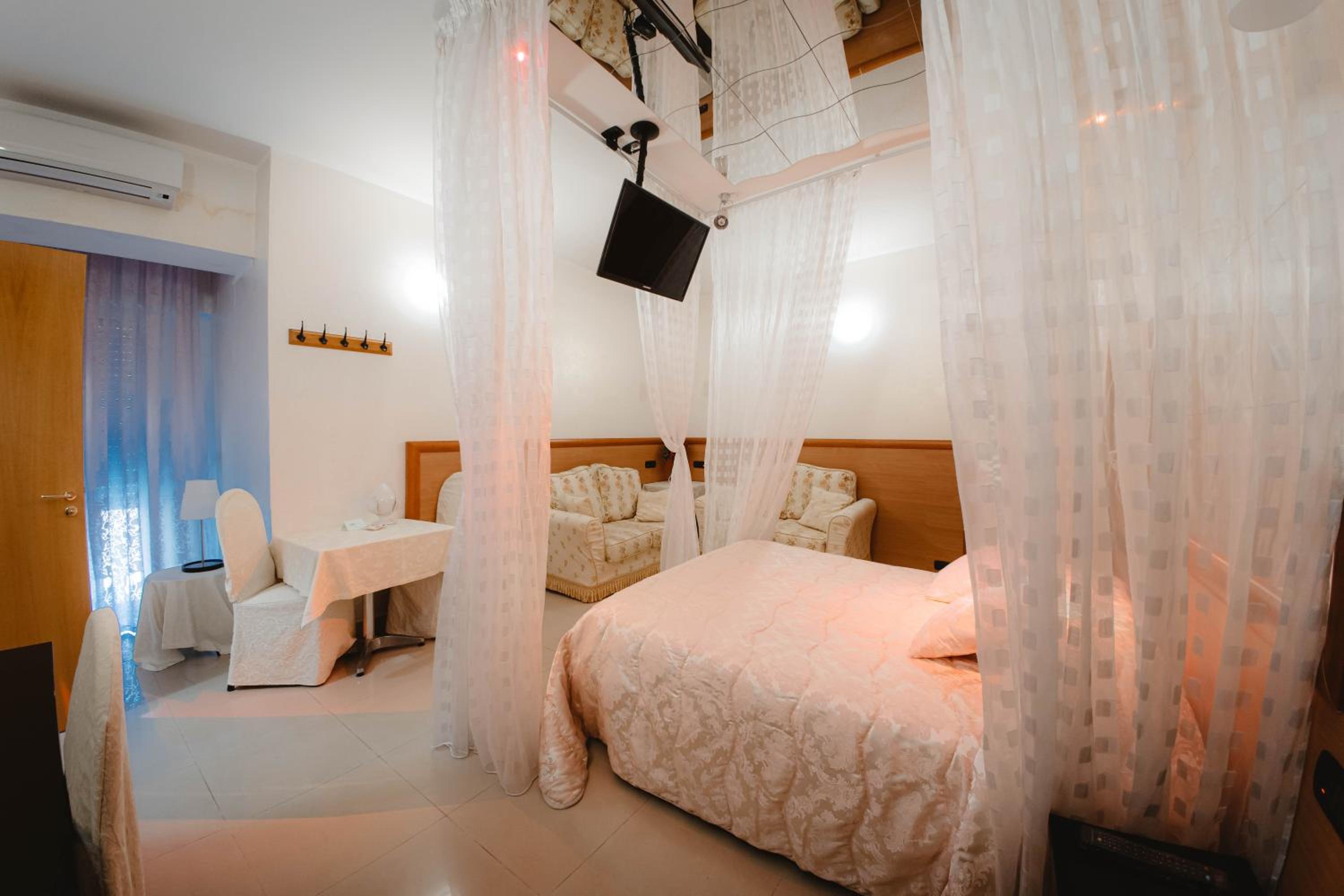 Double Room with Spa Bath - Photo 1
