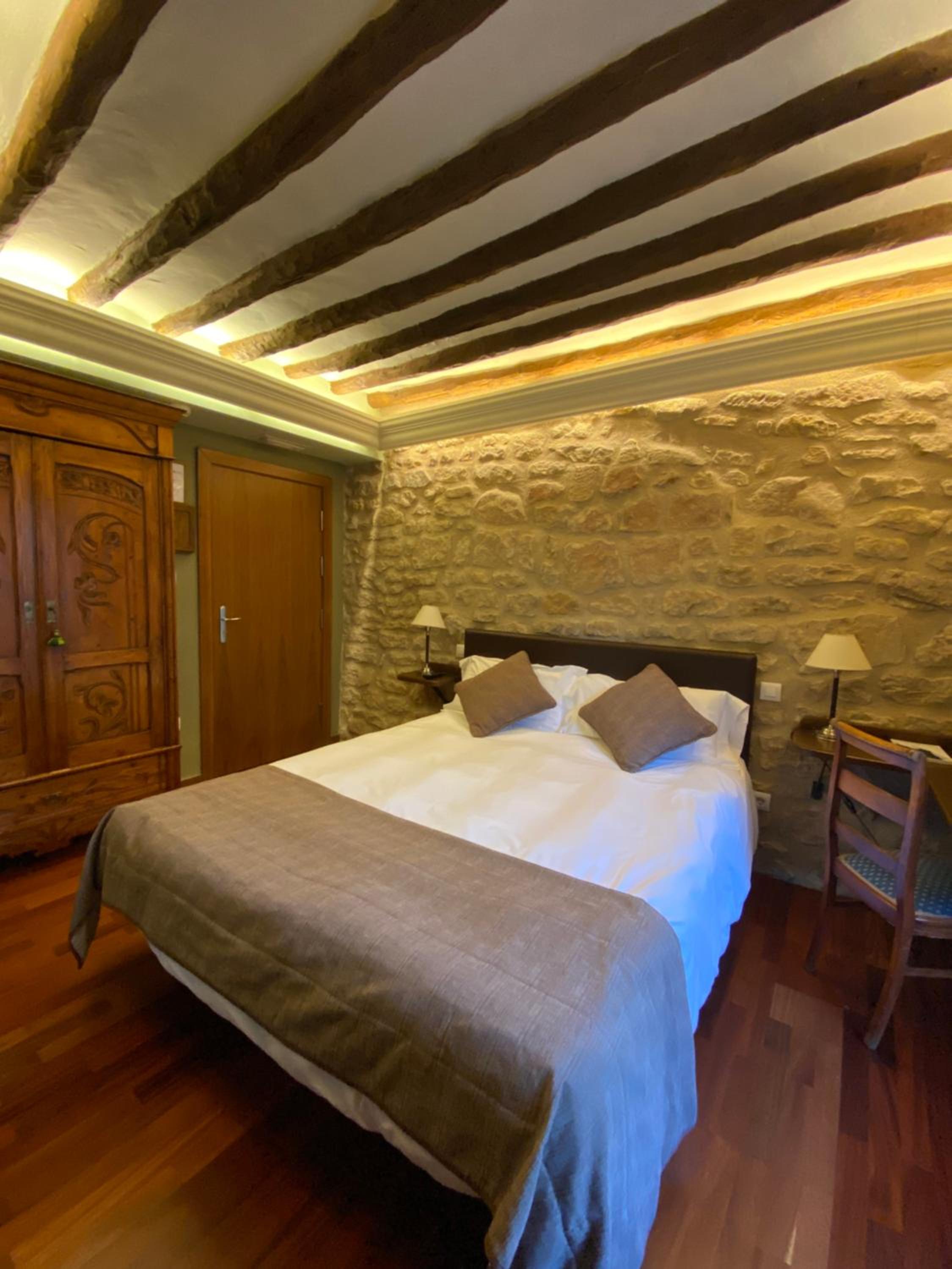 Double Room with Balcony - Photo 4