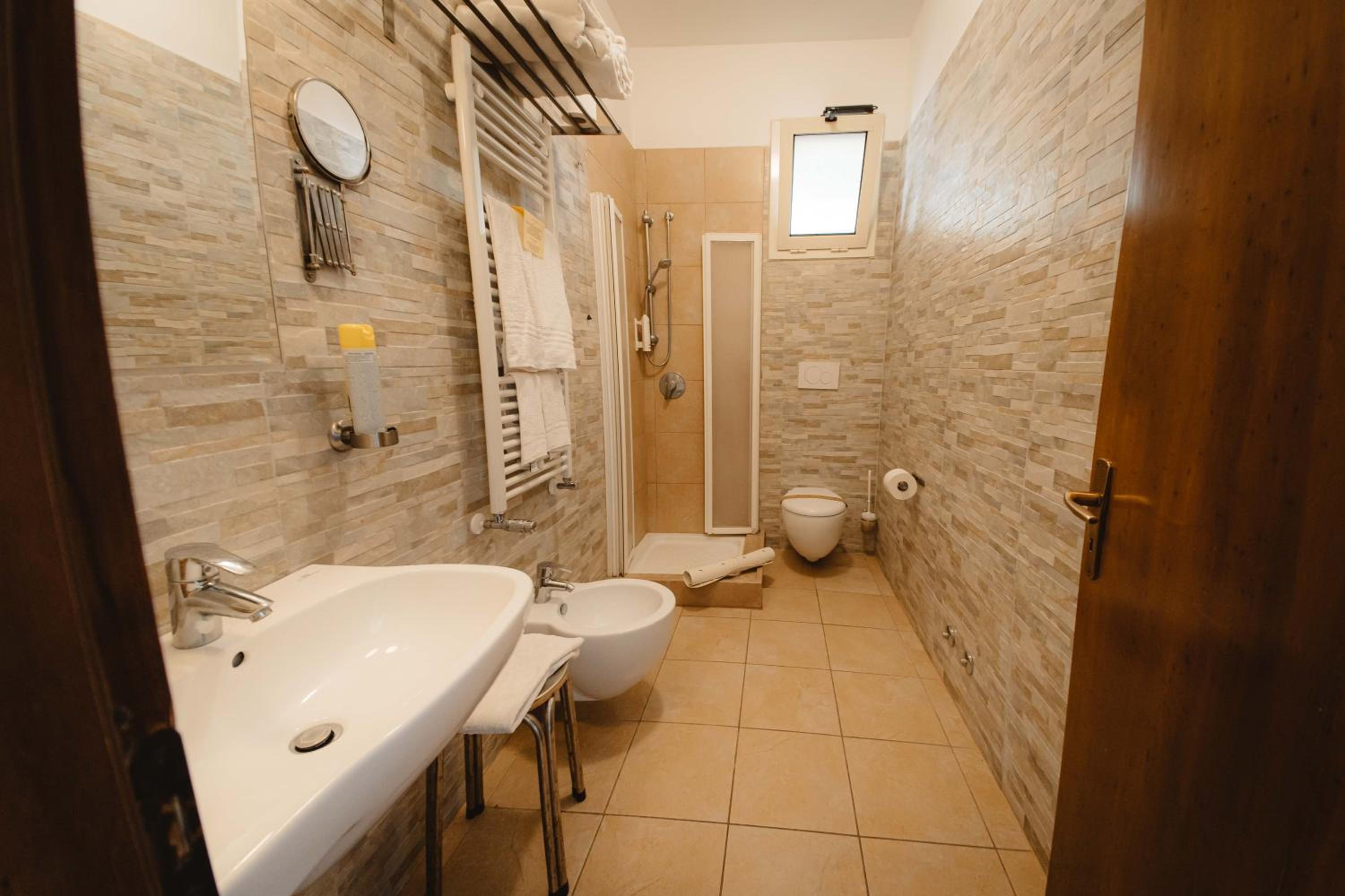 Triple Room - Photo 10