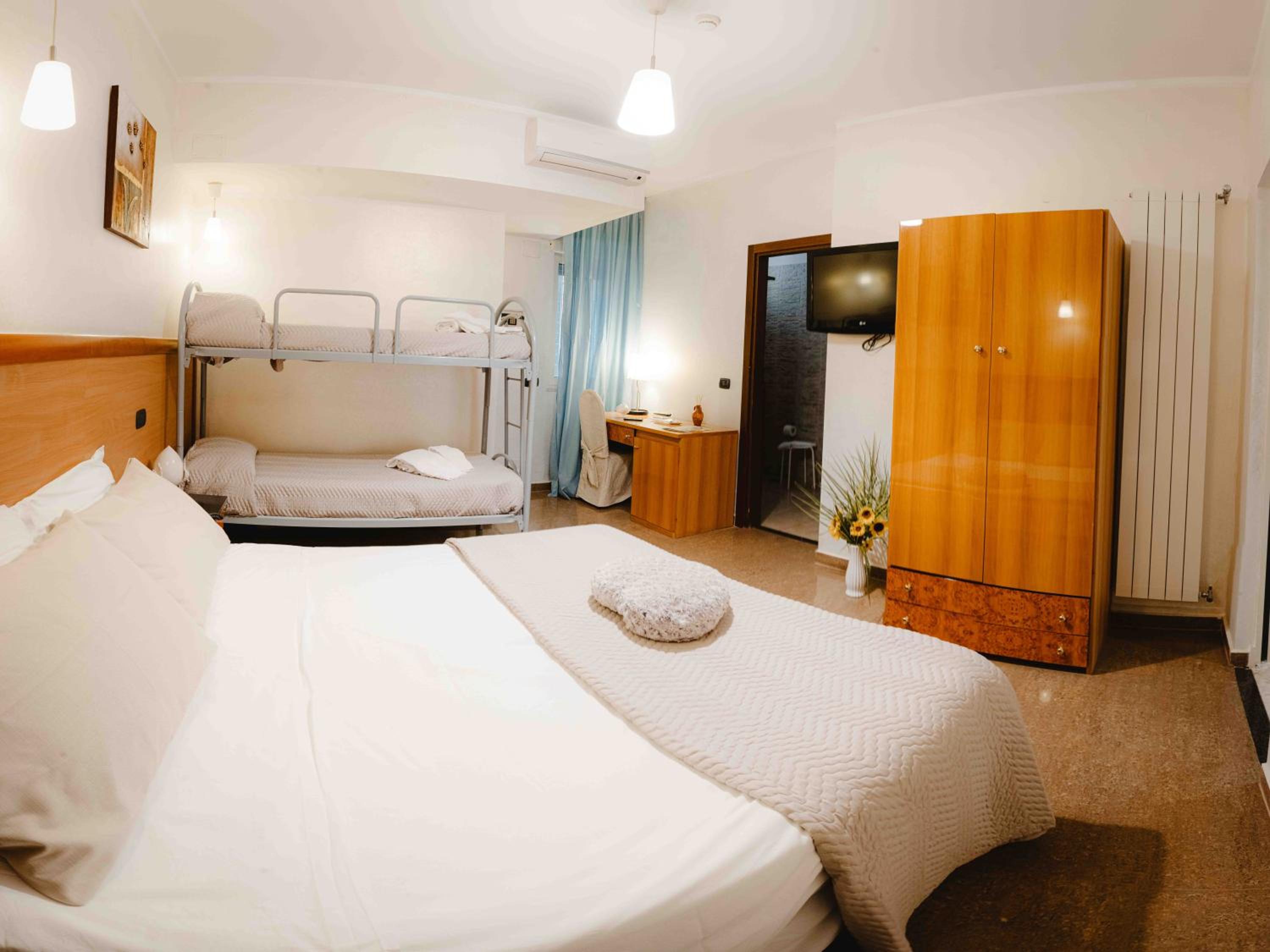 Comfort Quadruple Room - Photo 9