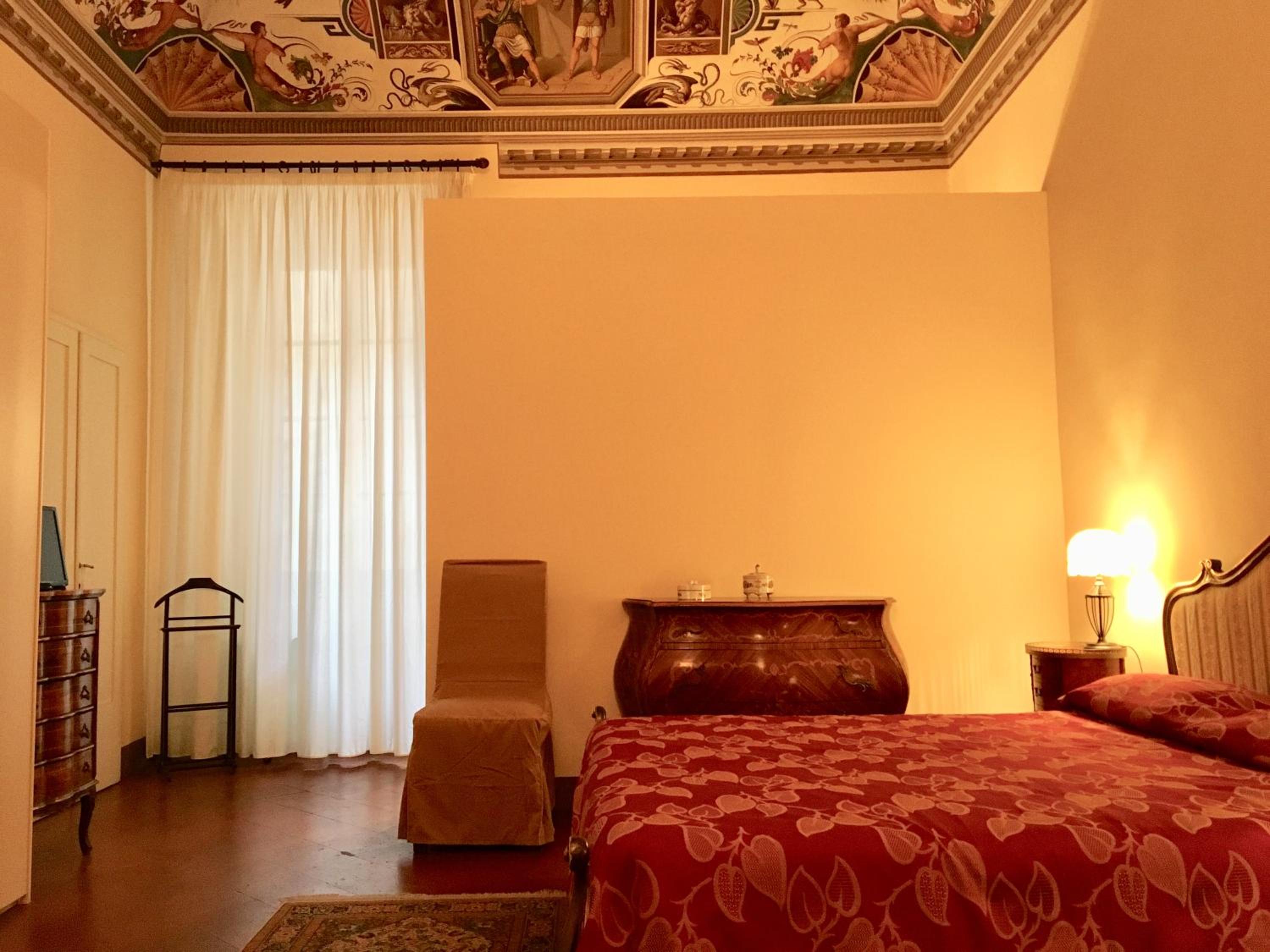 Queen Room photo 1