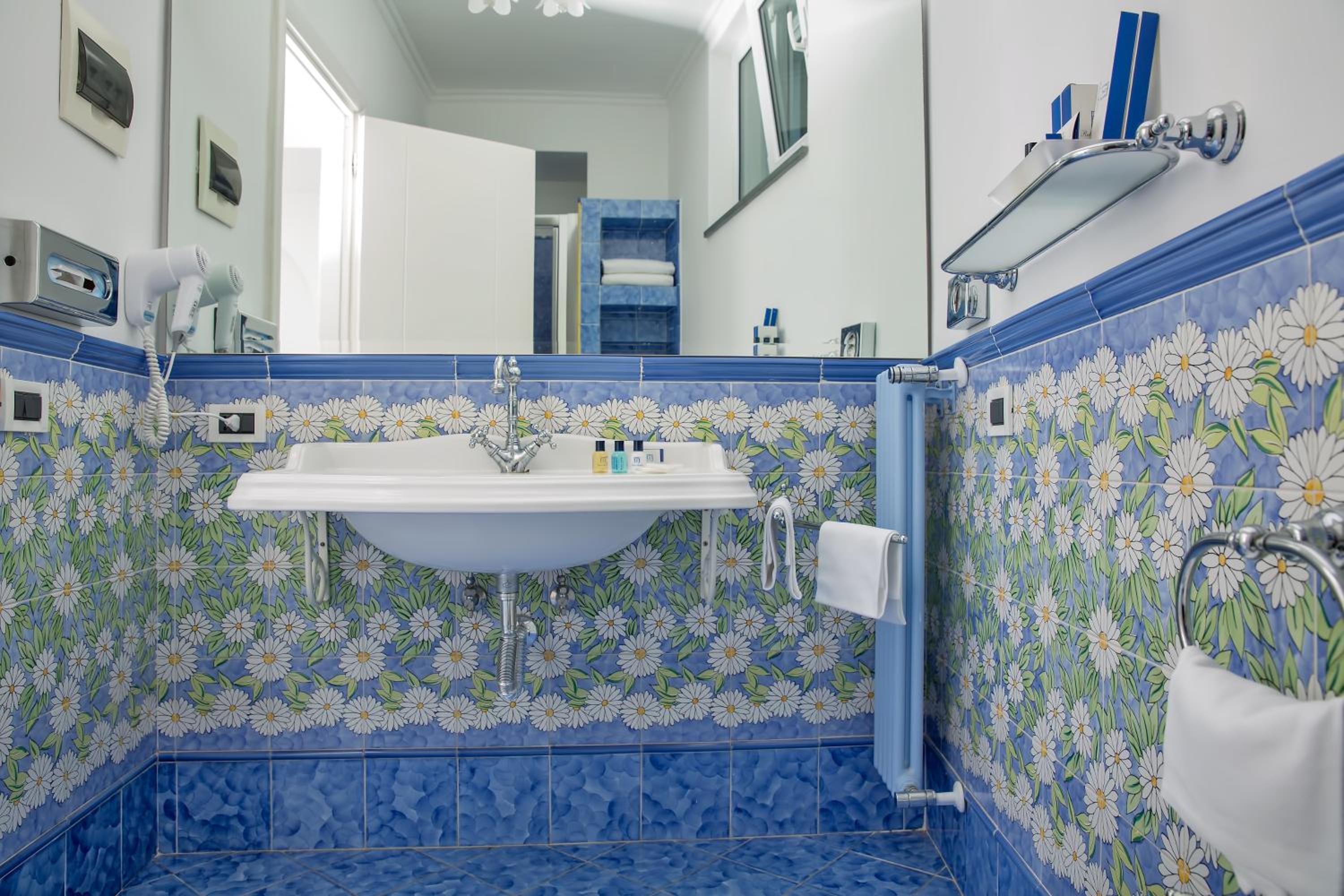 Attic Room with Private Solarium Terrace - Photo 11