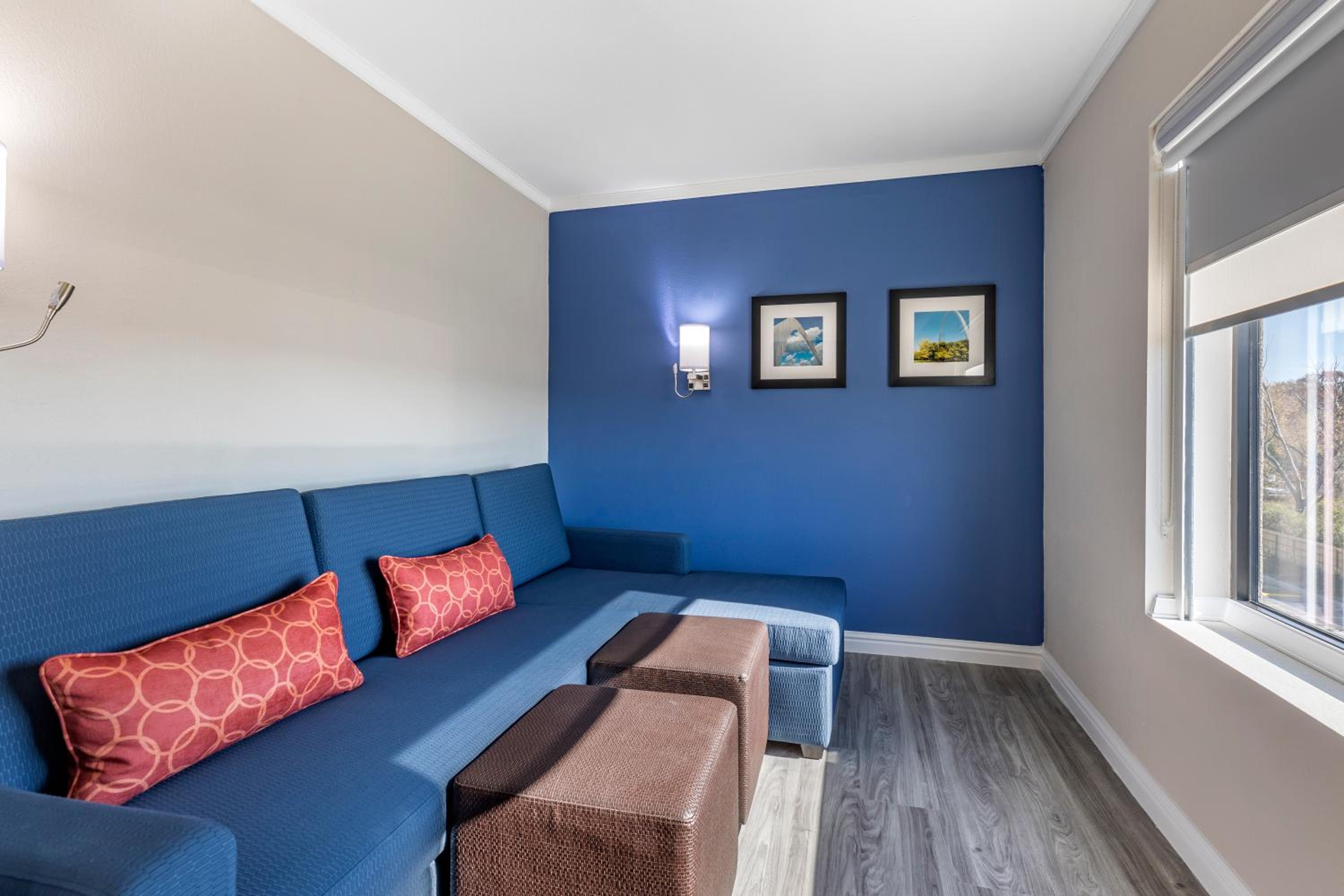 2 Queen Beds, Corner Suite, Nonsmoking, Upgrade - Photo 2
