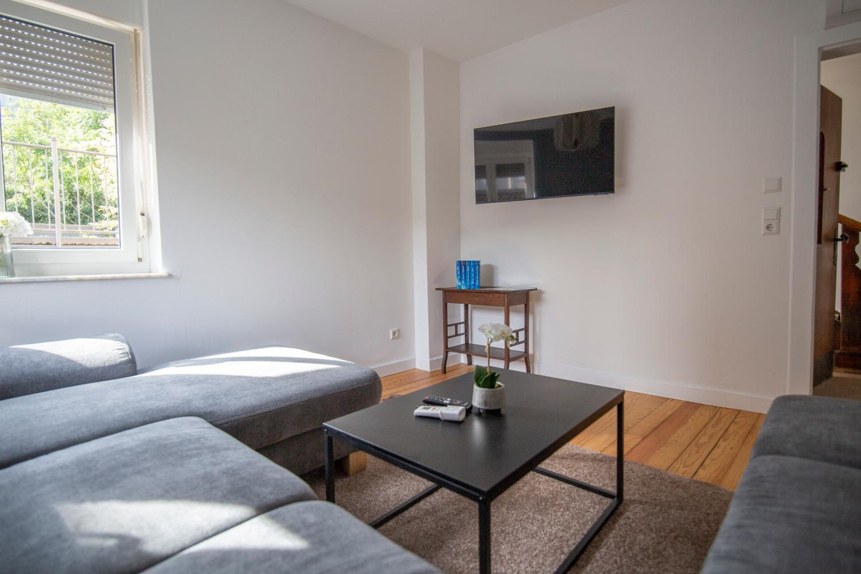 Five-Bedroom House photo 2