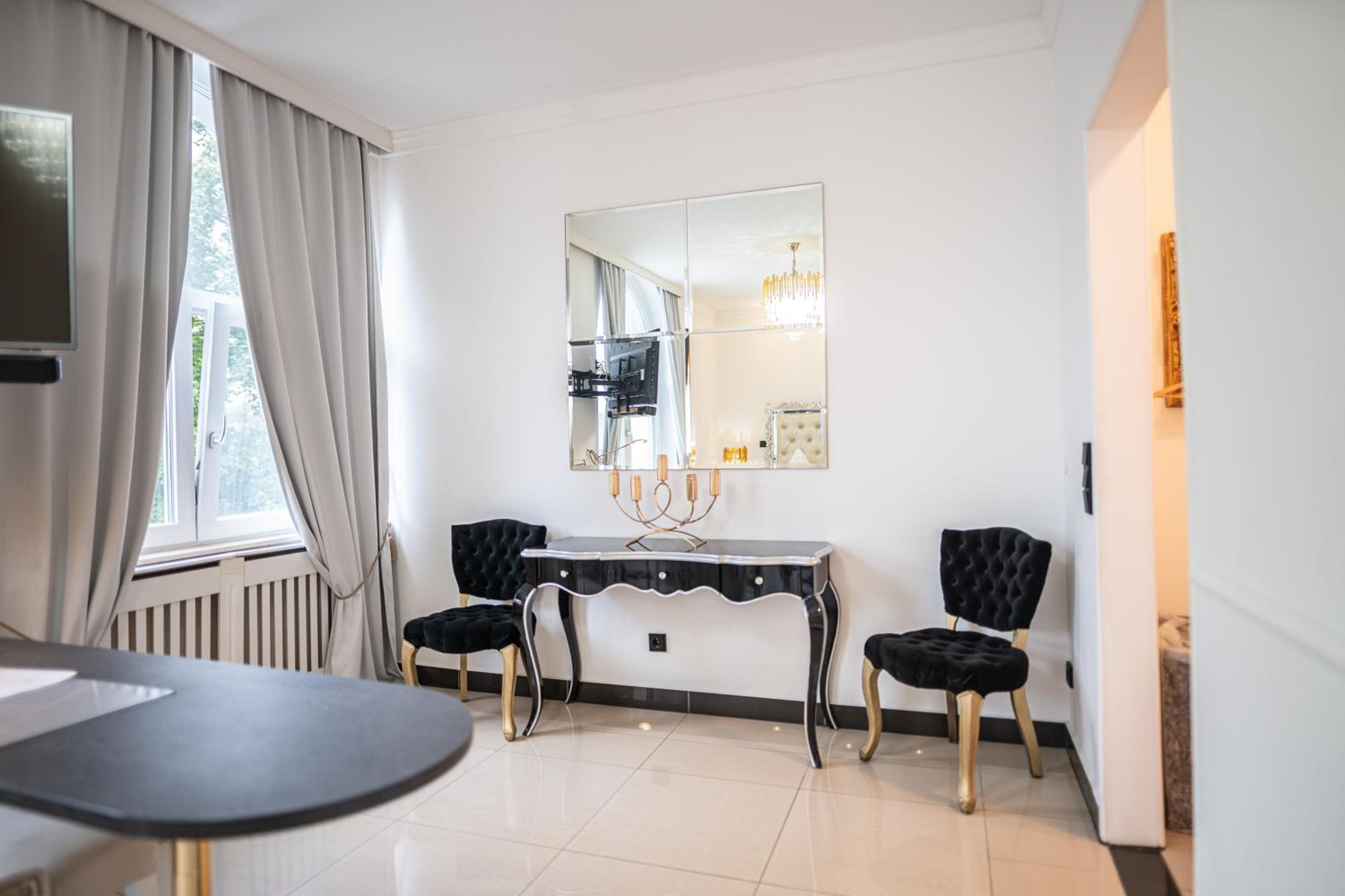 Deluxe Suite with Spa Bath photo 3