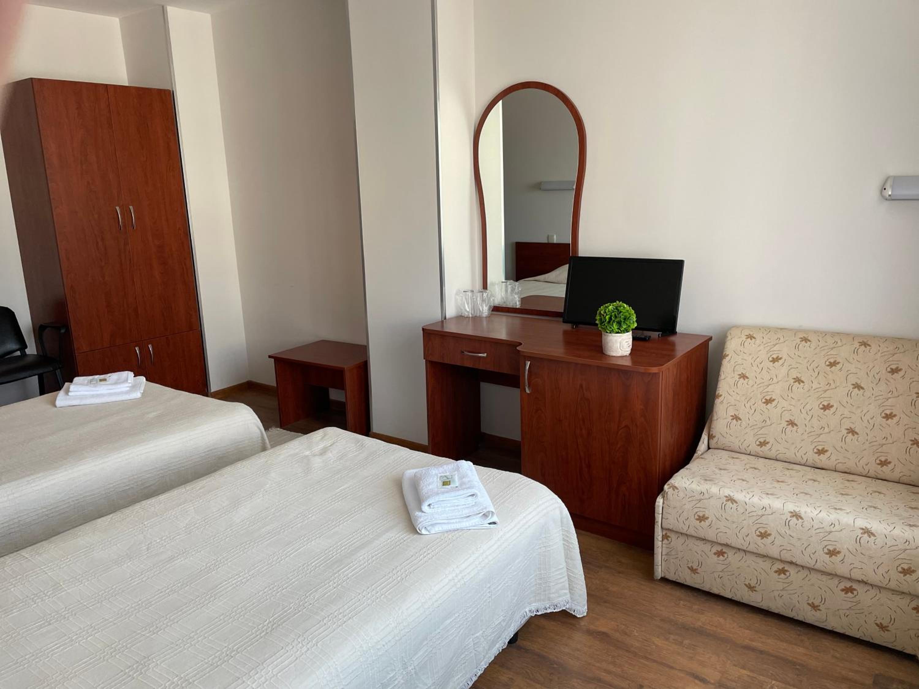 Deluxe Double or Twin Room with City View - Photo 3