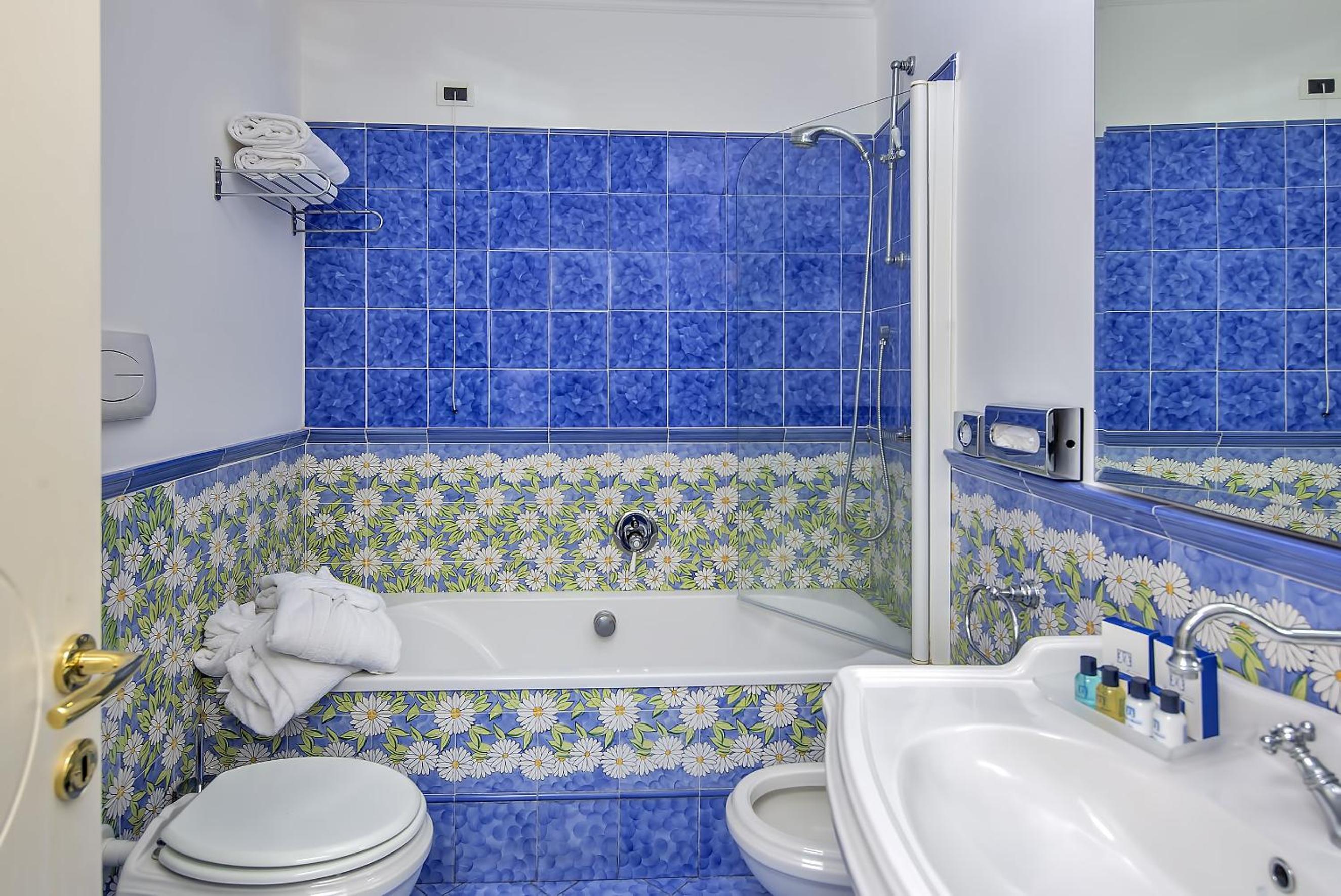 Deluxe Double Room with Sea View - Photo 8
