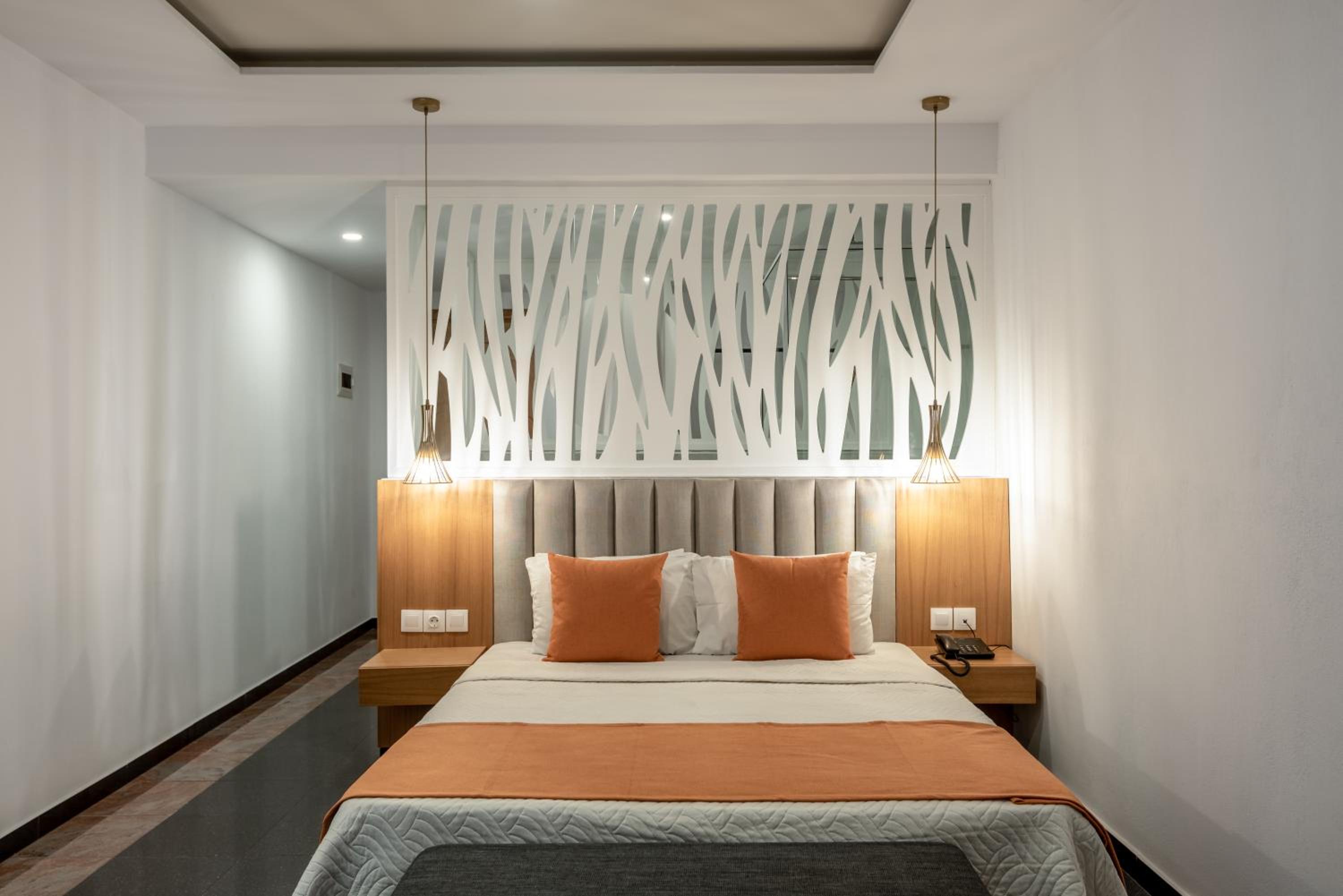 Executive Suite - Photo 6