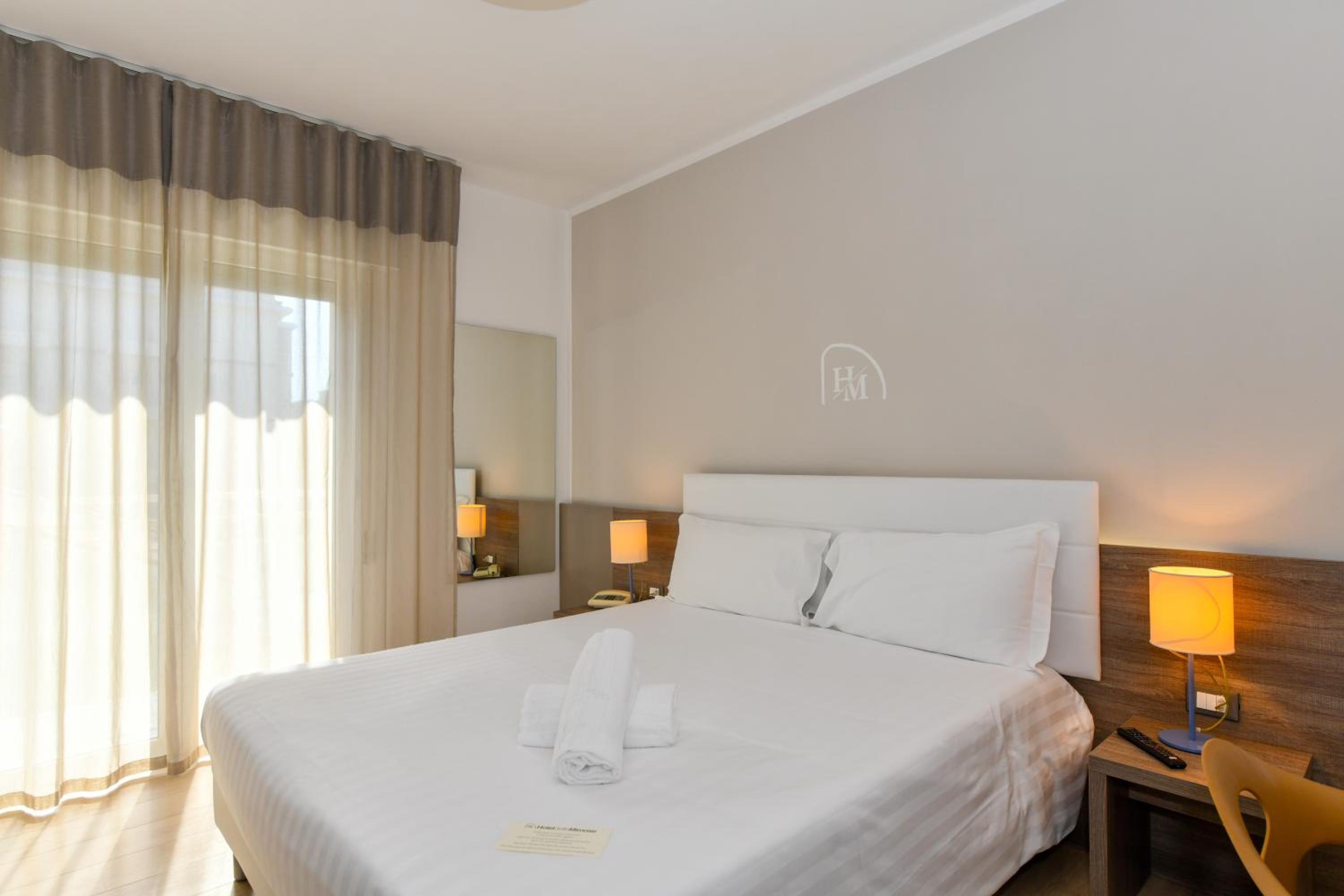 Standard Double or Twin Room with Lateral Sea View