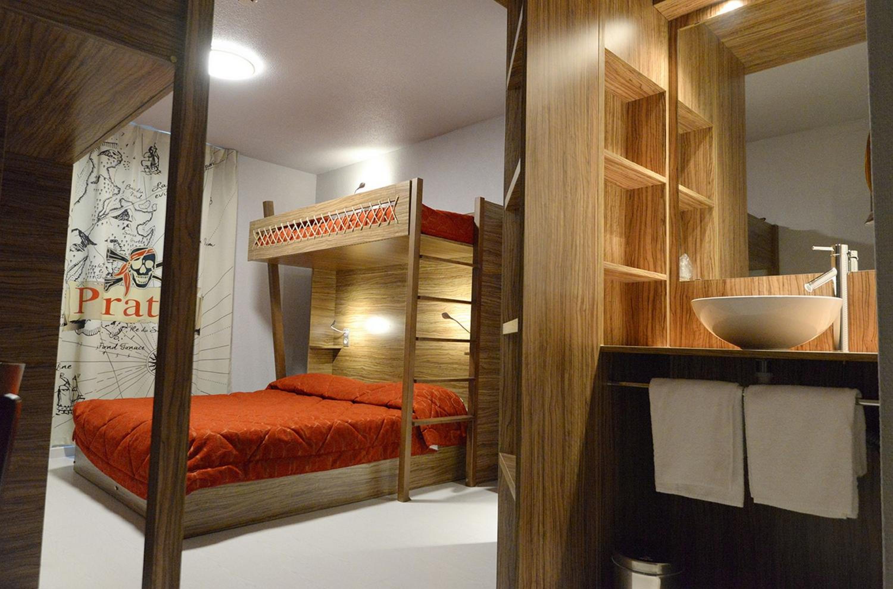Quintuple Room