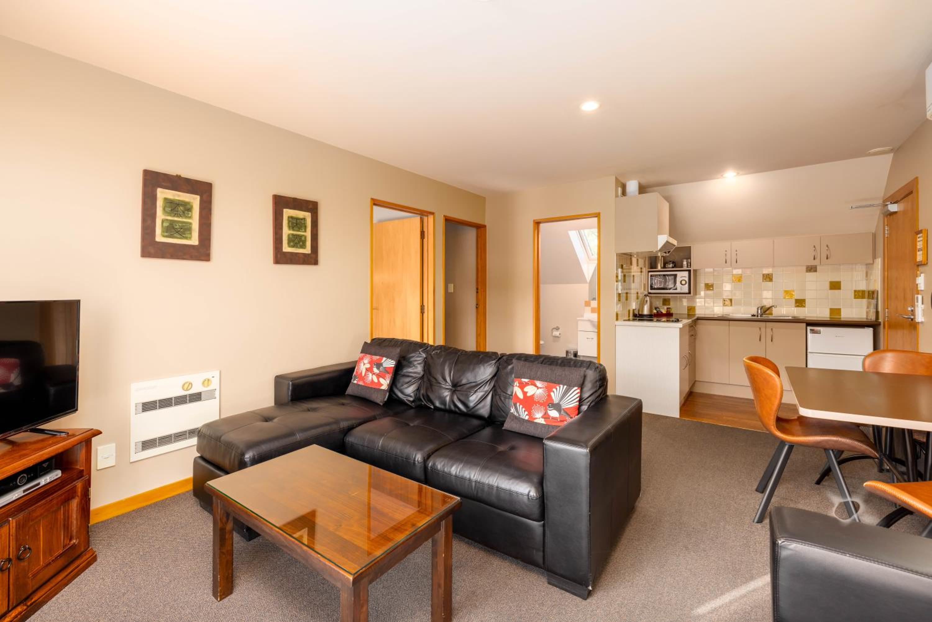 One-Bedroom Apartment - Photo 2