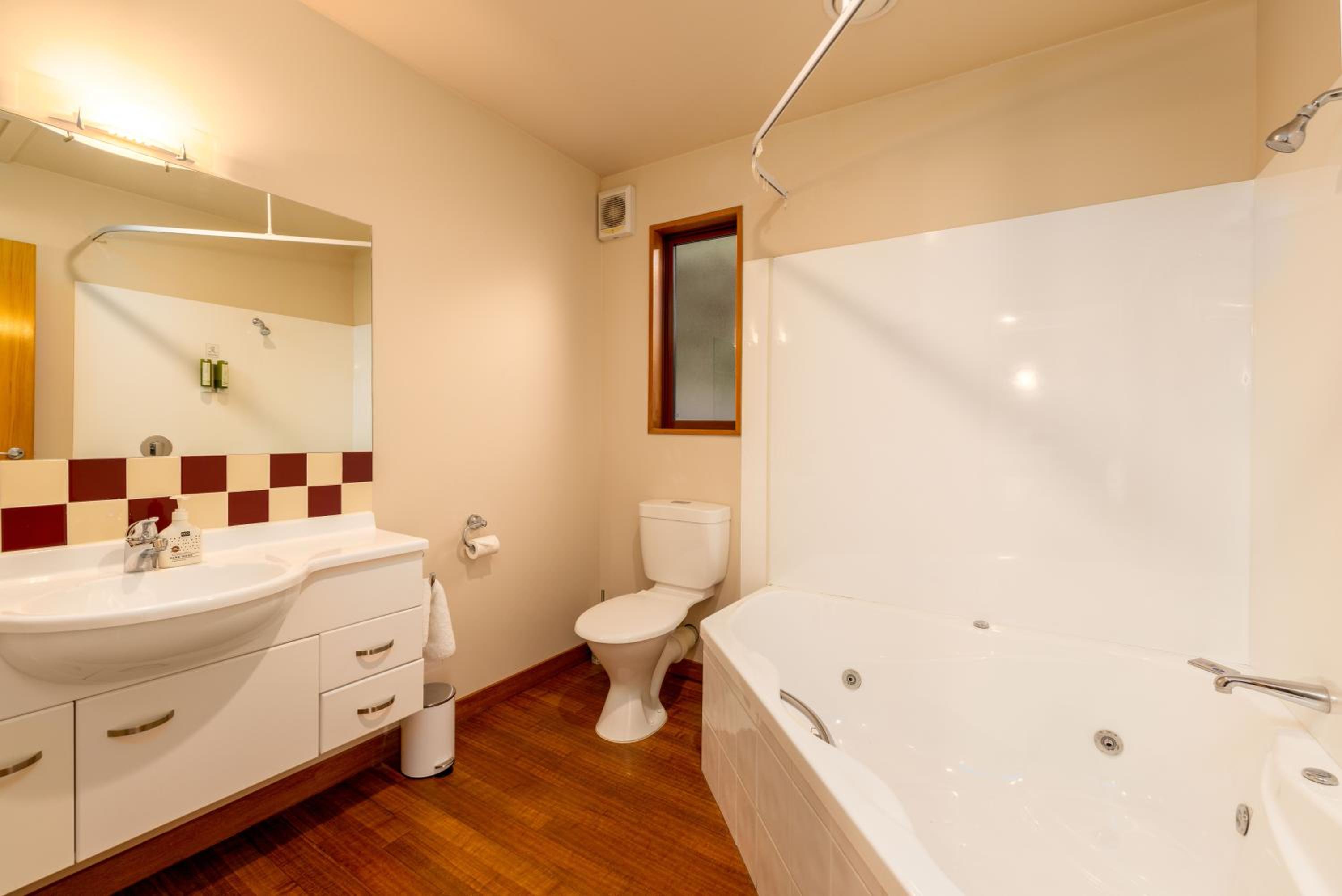 One-Bedroom Spa Suite - Photo 2