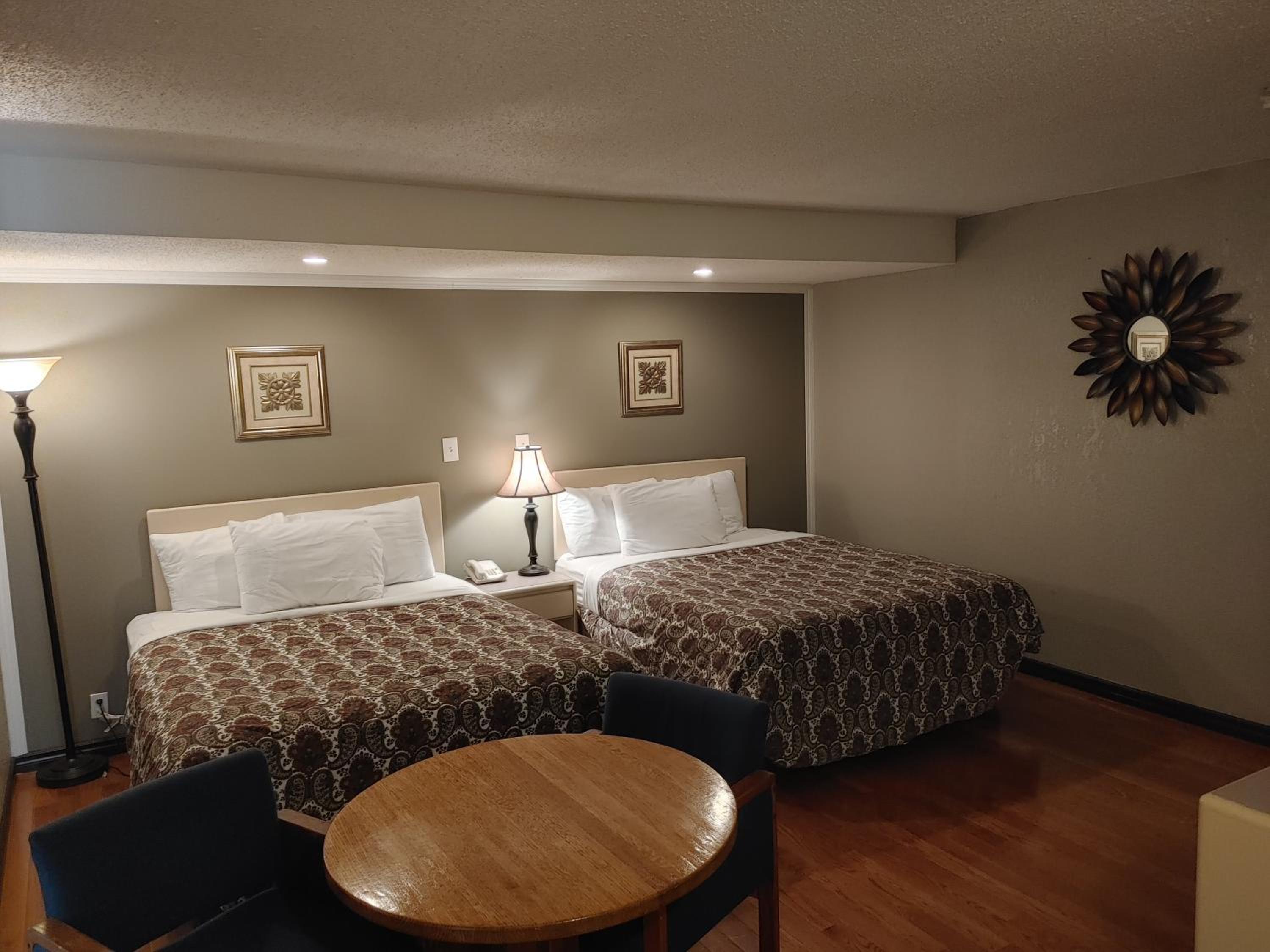 Standard Queen Room with Two Queen Beds photo 2