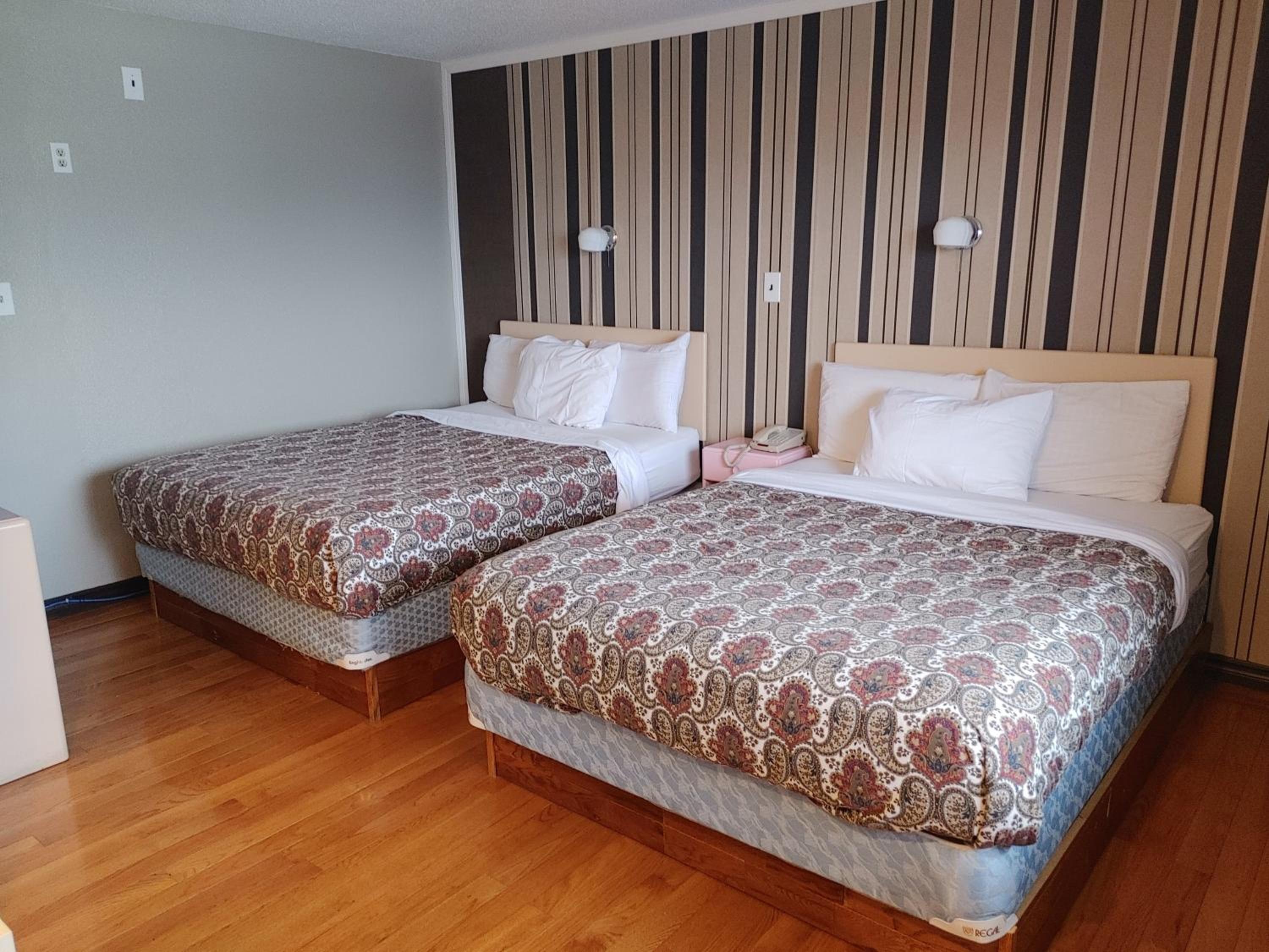 Standard Queen Room with Two Queen Beds photo 3