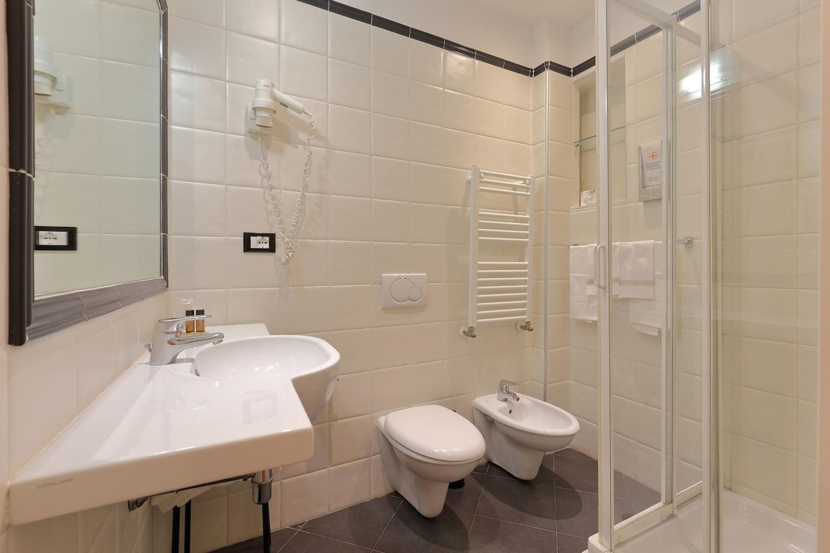 Economy Double Room thumbnail 6
