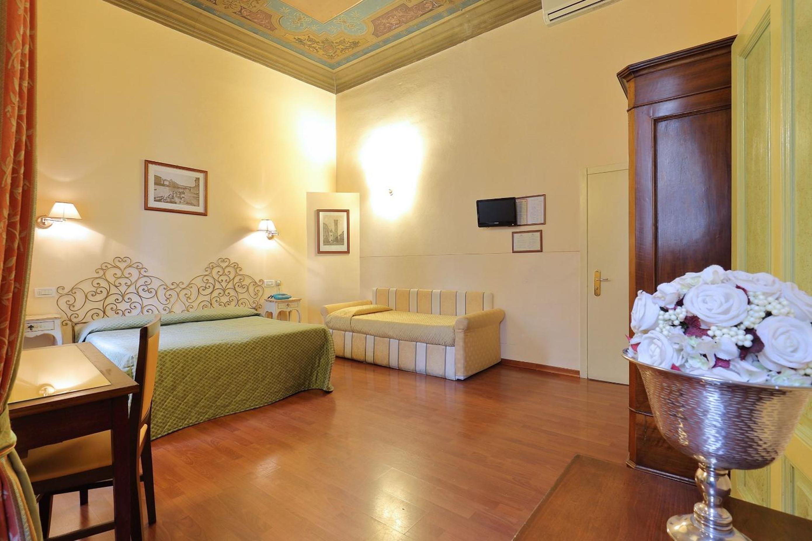 Triple Room thumbnail 6