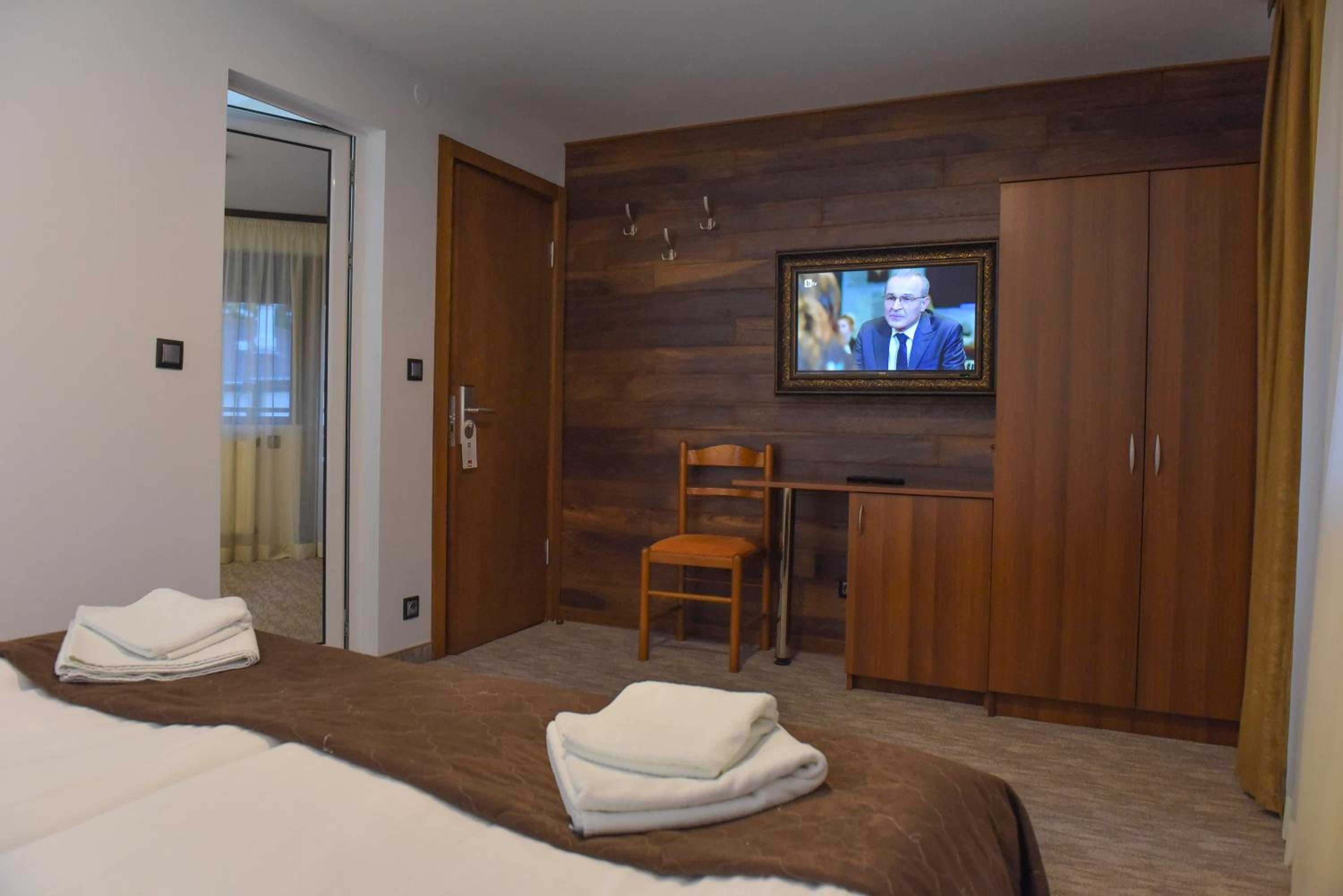 Deluxe Double Room with Balcony - Photo 8